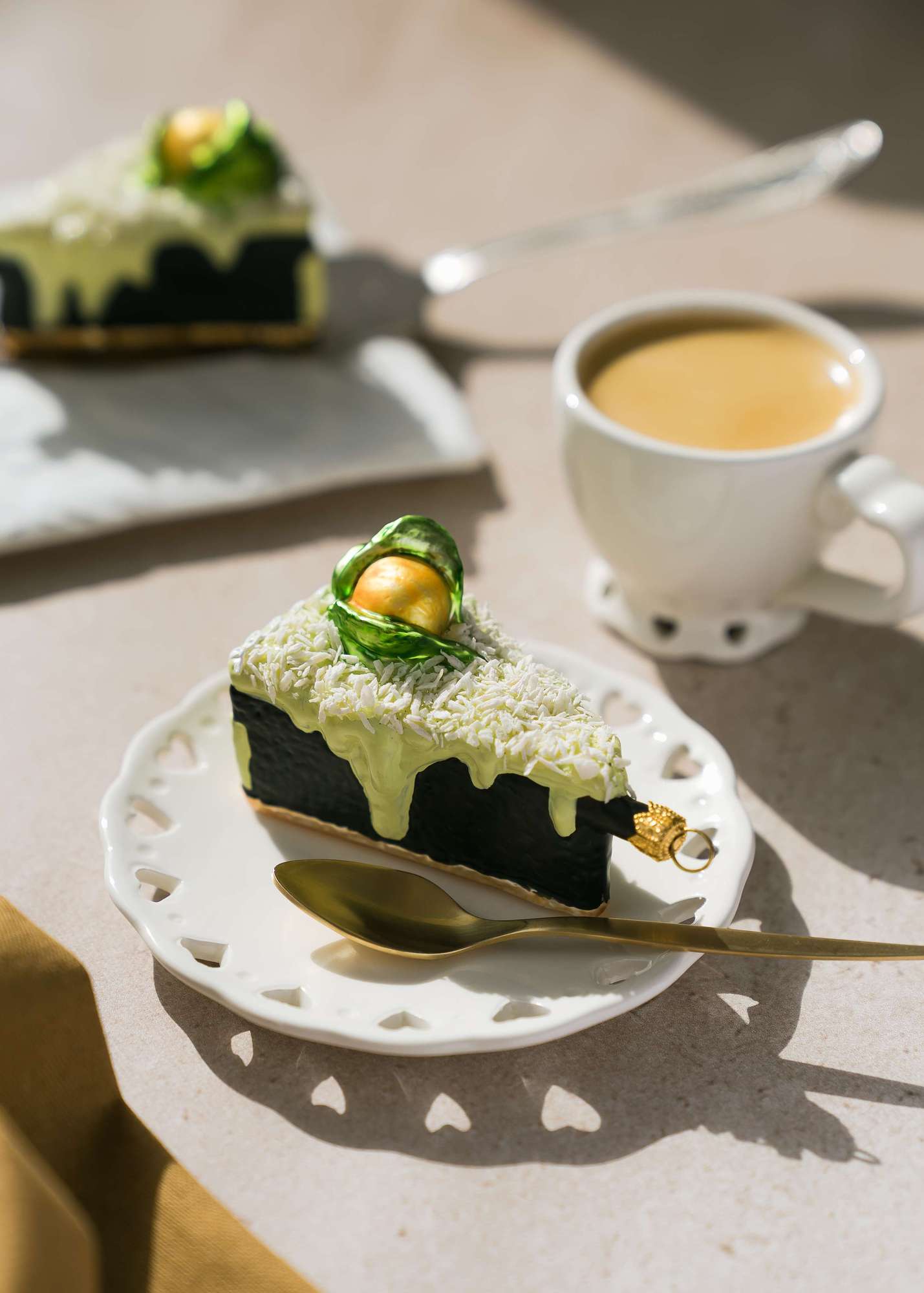 Пирожное с физалисом