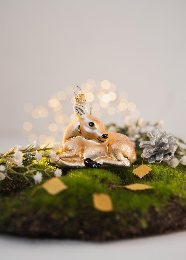 Заснеженный олененок