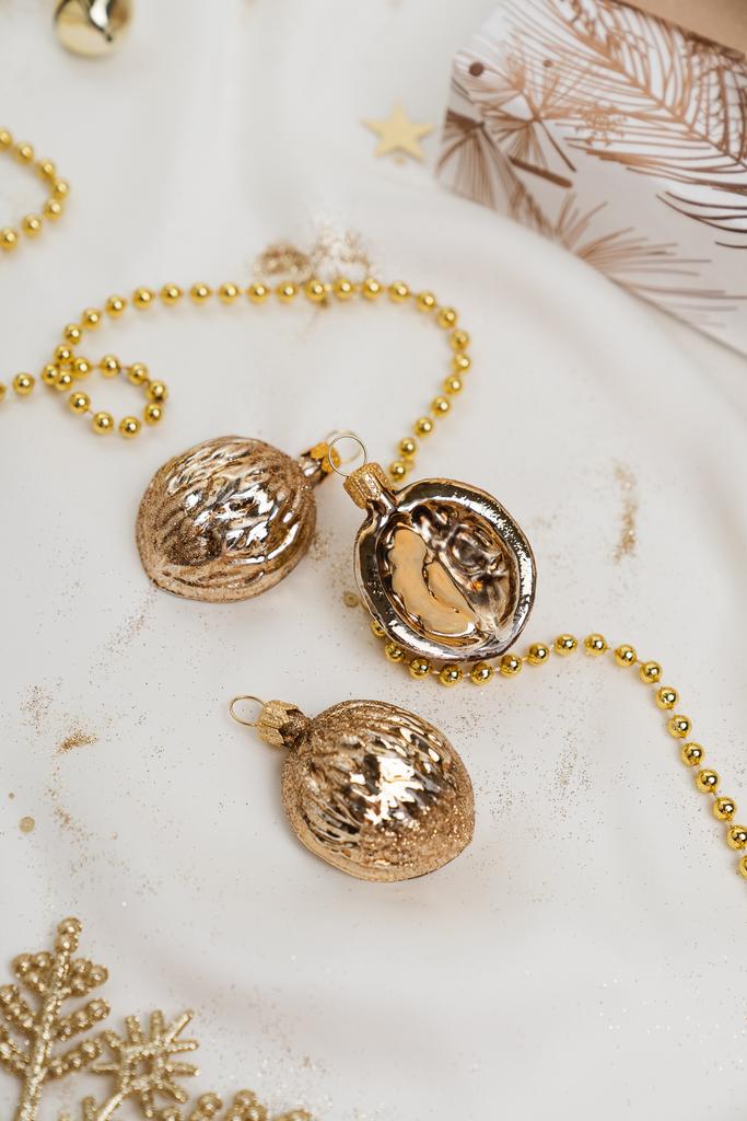 1/2 грецкого орешка серебристо-золотой