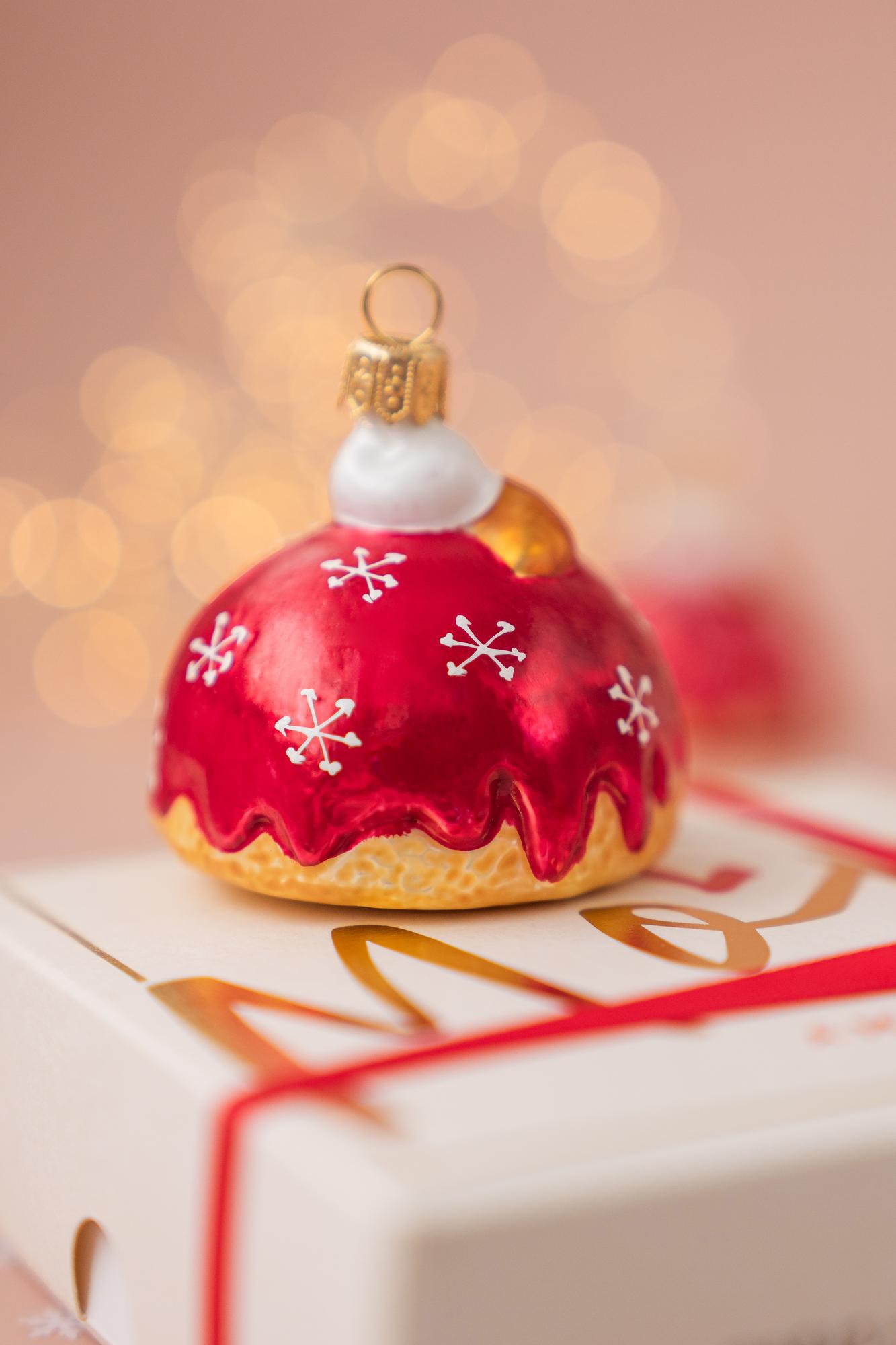 Пирожное в красной глазури со снежинками