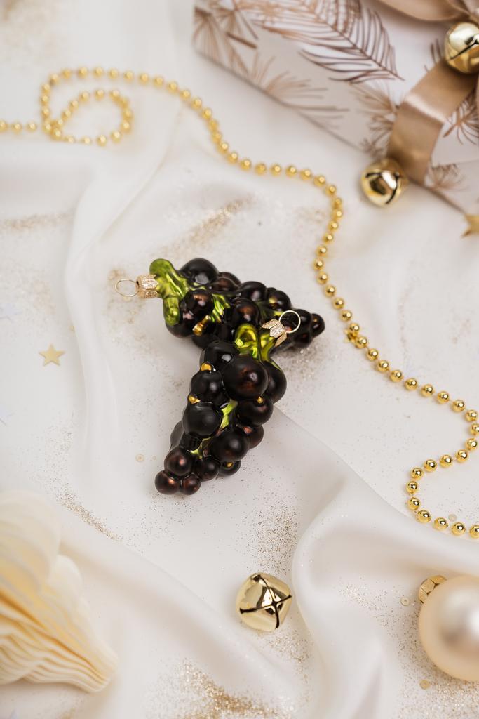 Елочная игрушка "Черная смородина"