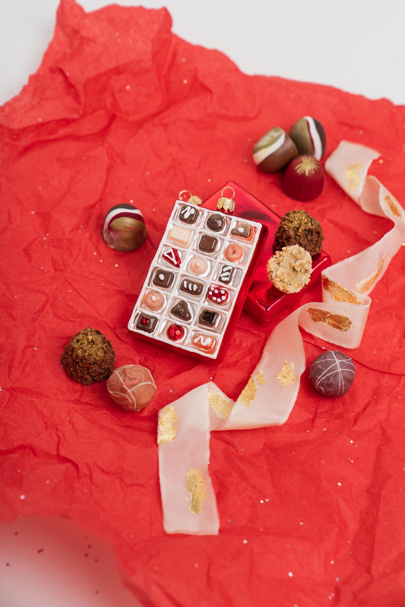 Елочная игрушка "Коробка конфет"