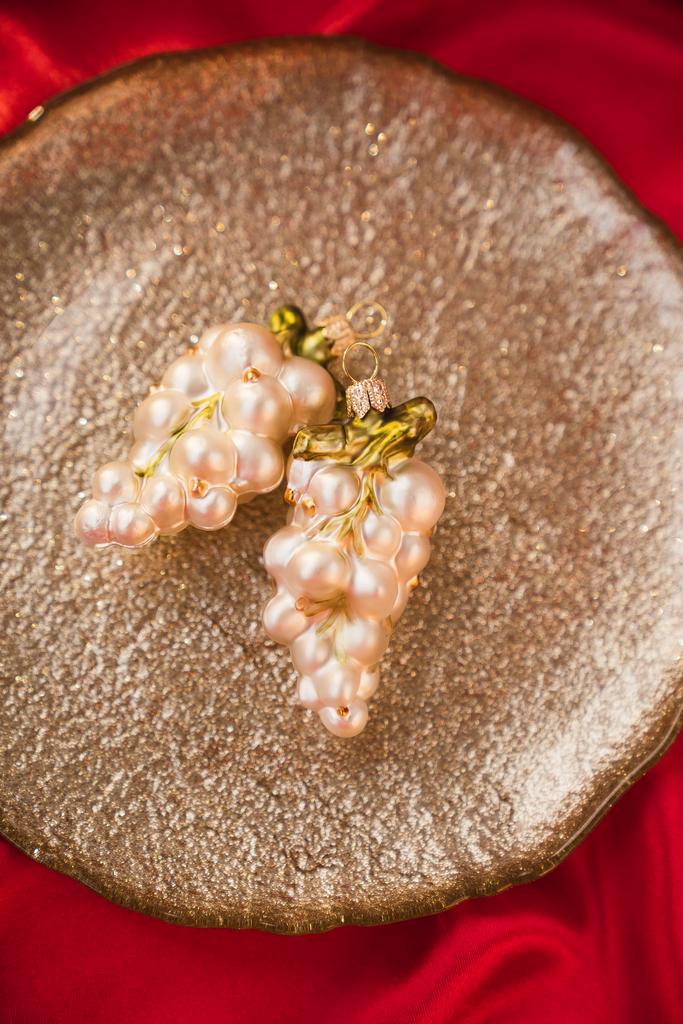 Елочная игрушка "Белая смородина"