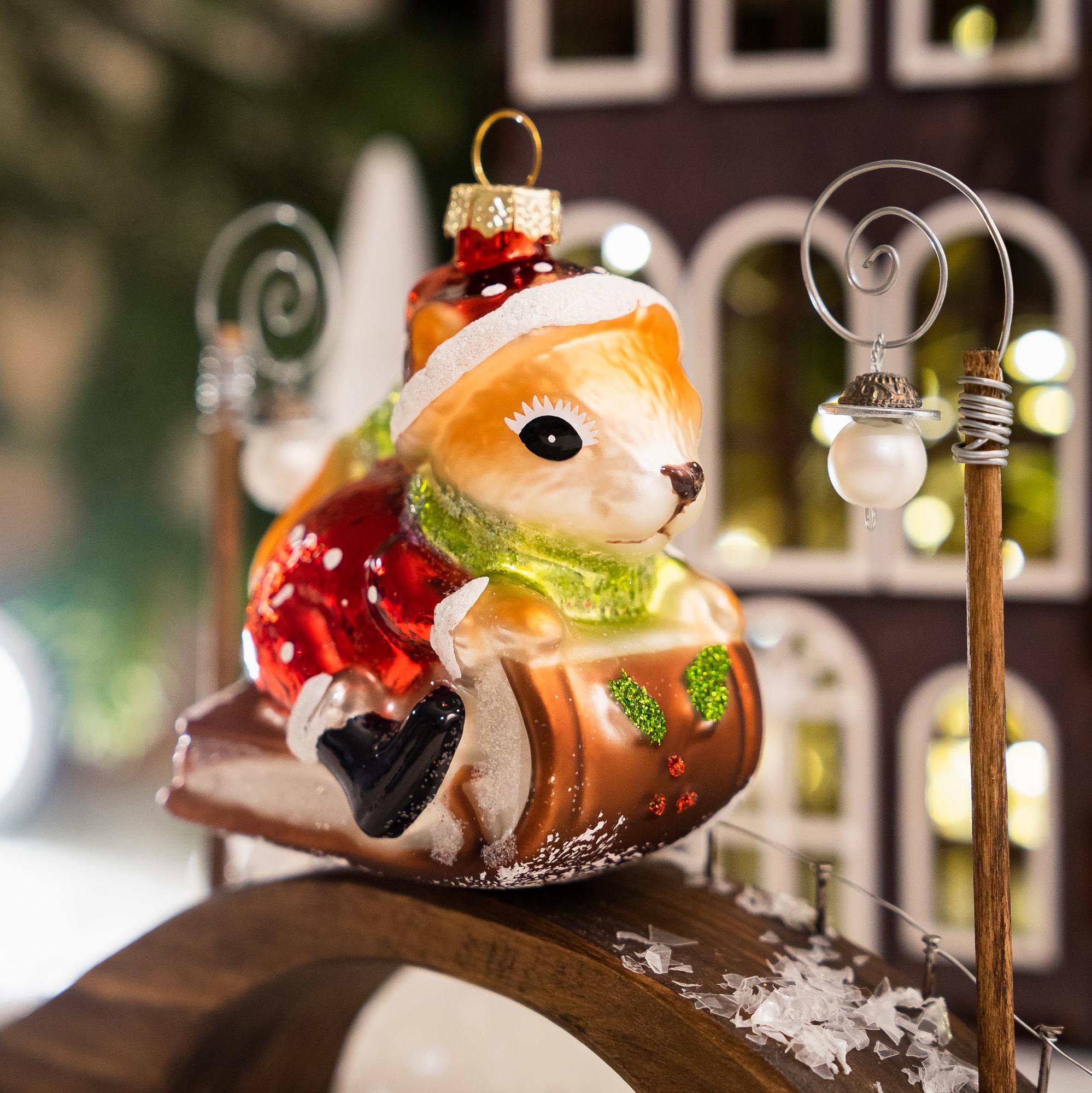 Стеклянная елочная игрушка Бельчонок на санказ ручной работы