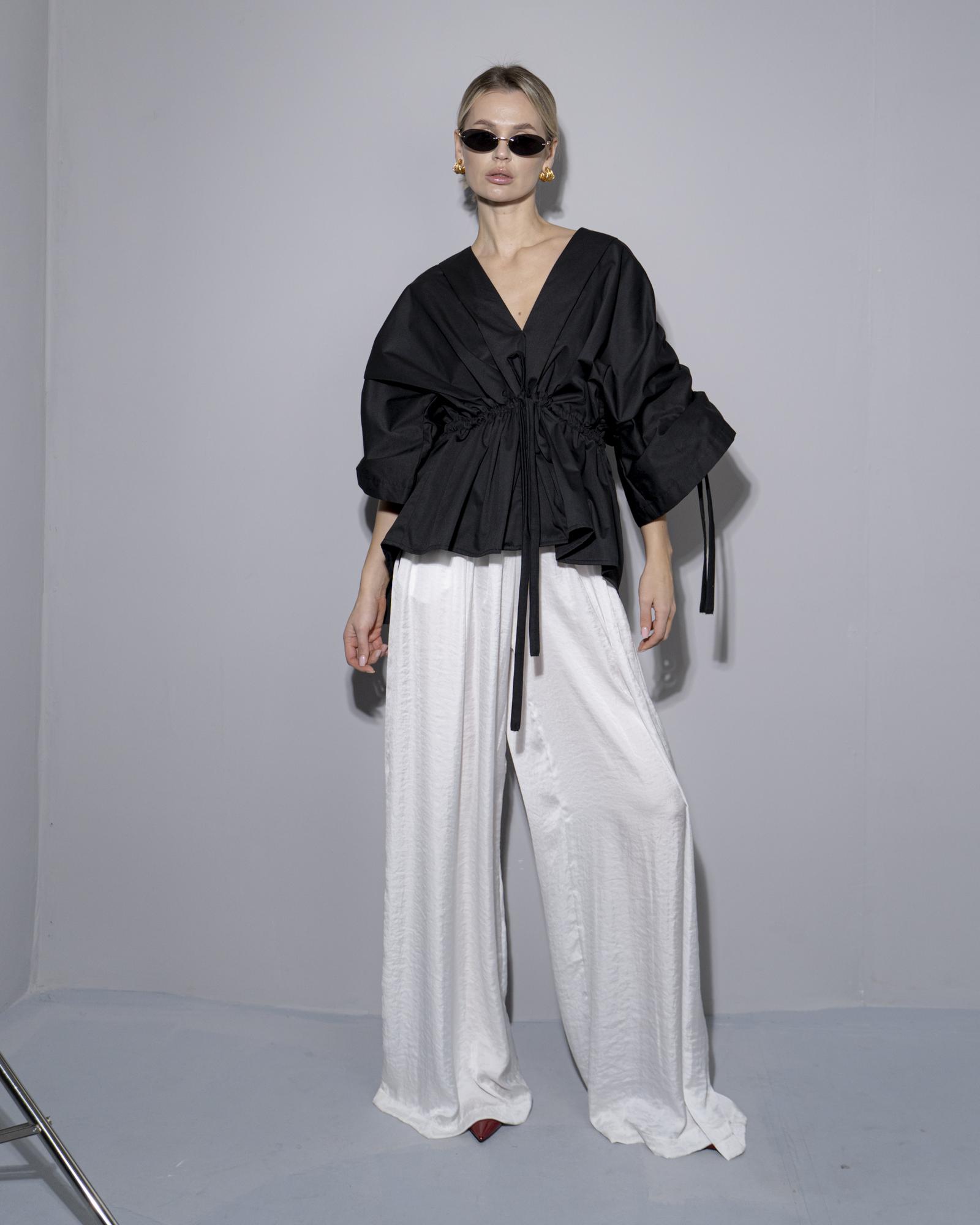 Блуза с буфами черная