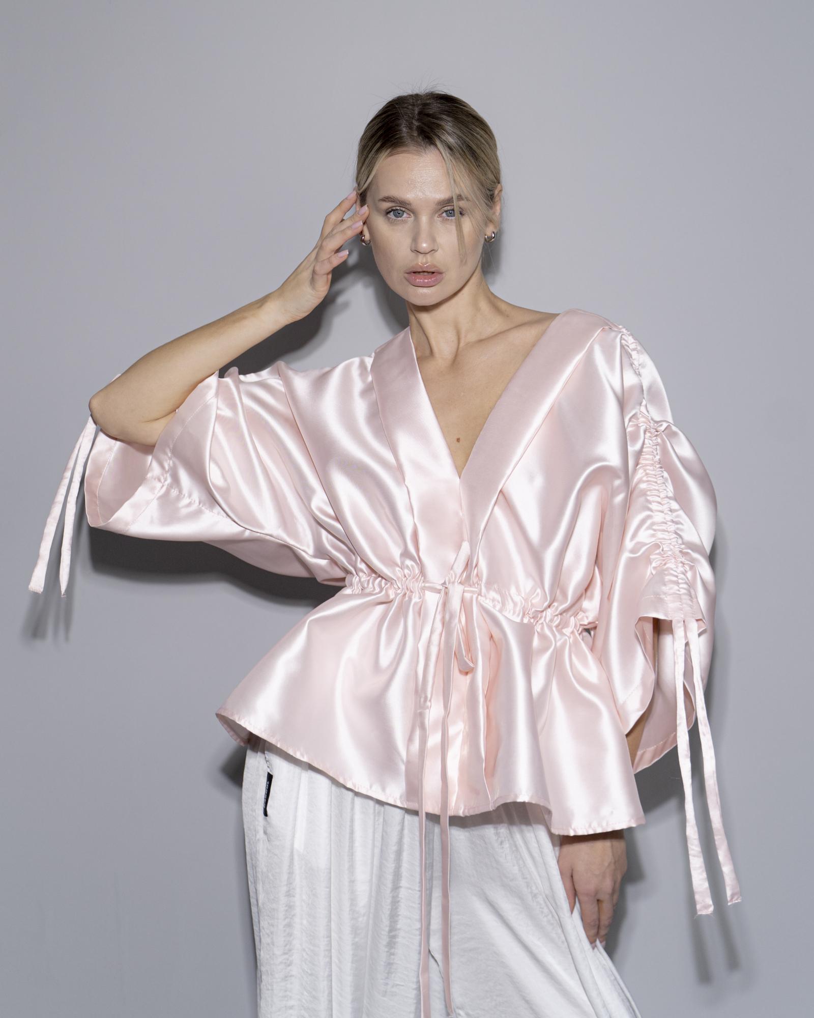 Блуза с буфами персик