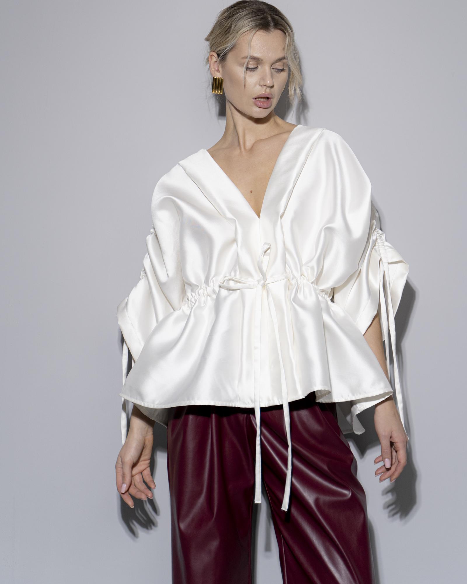 Блуза с буфами молочная