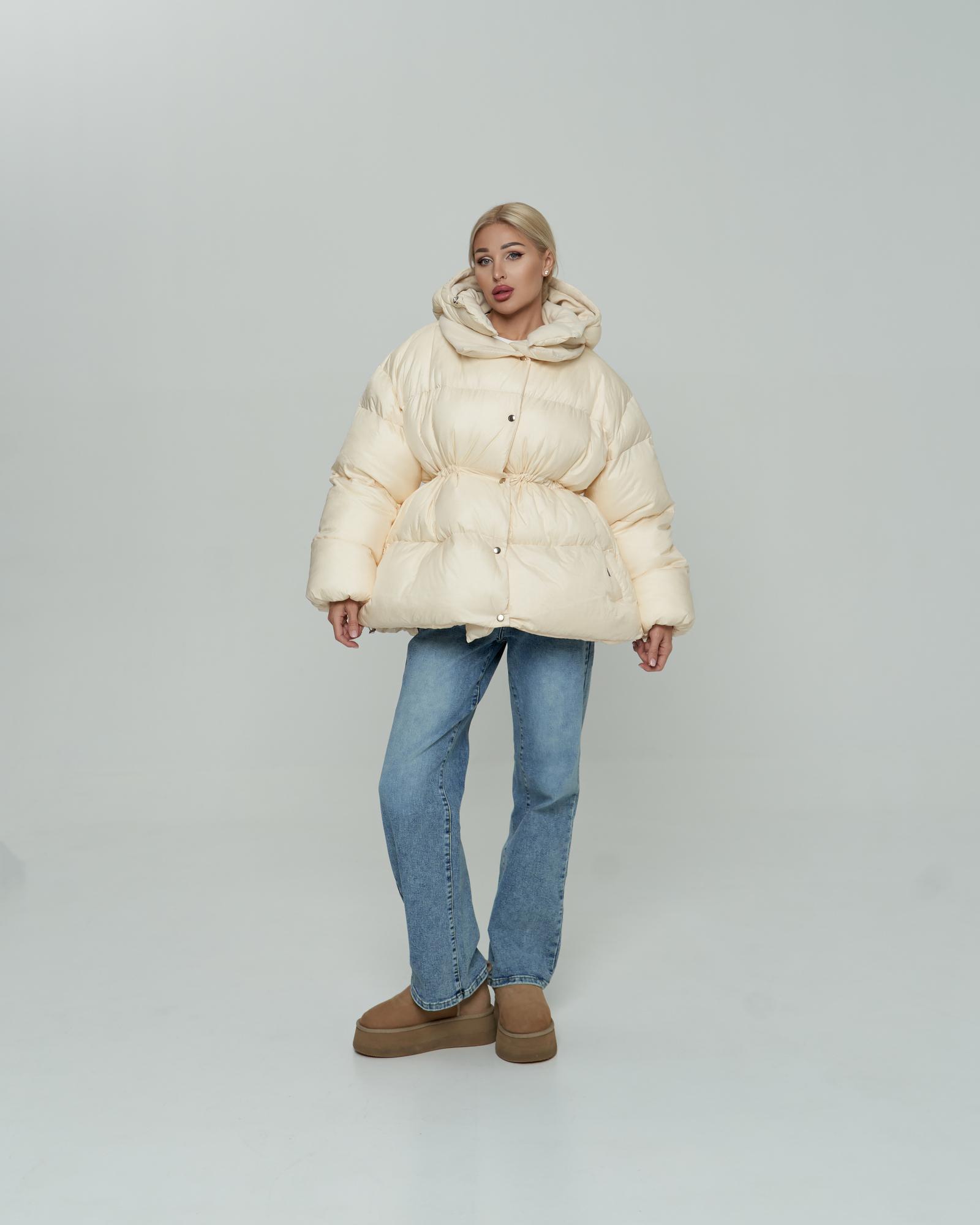 Пуховик сливочный с мокрым эффектом на кулиске