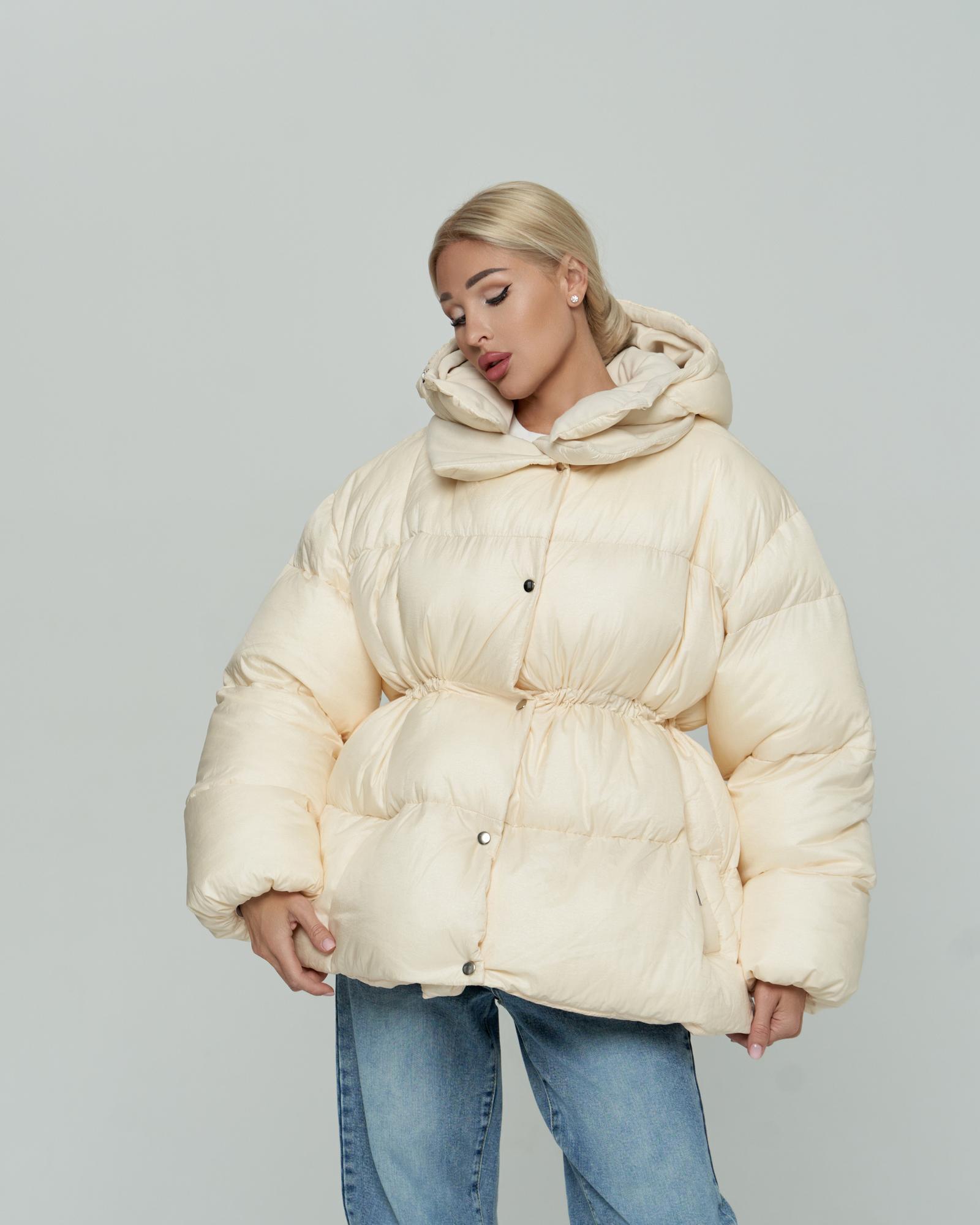 Пуховик сливочный с мокрым эффектом на кулиске