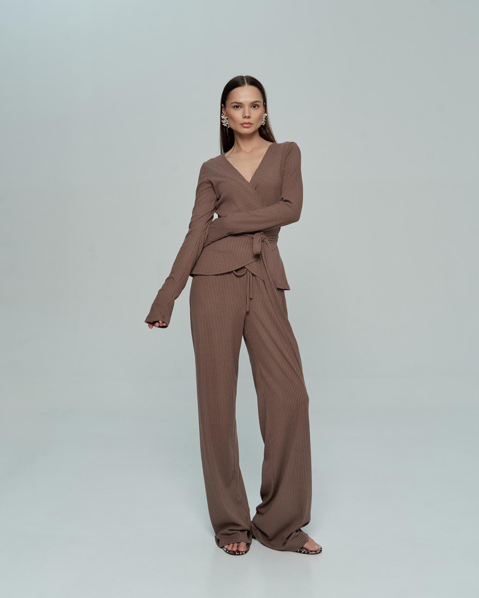 Лонгслив на запах коричневый