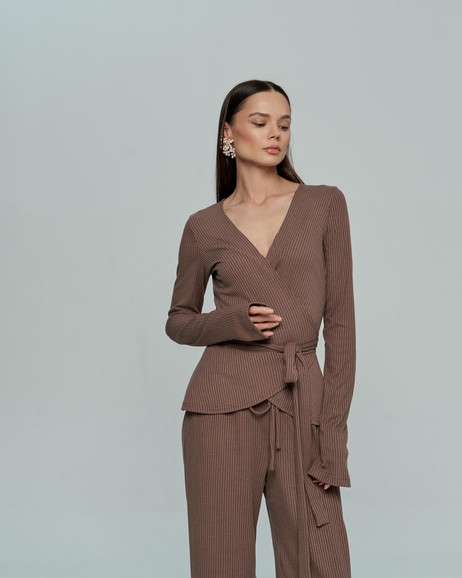 Лонгслив на запах коричневый