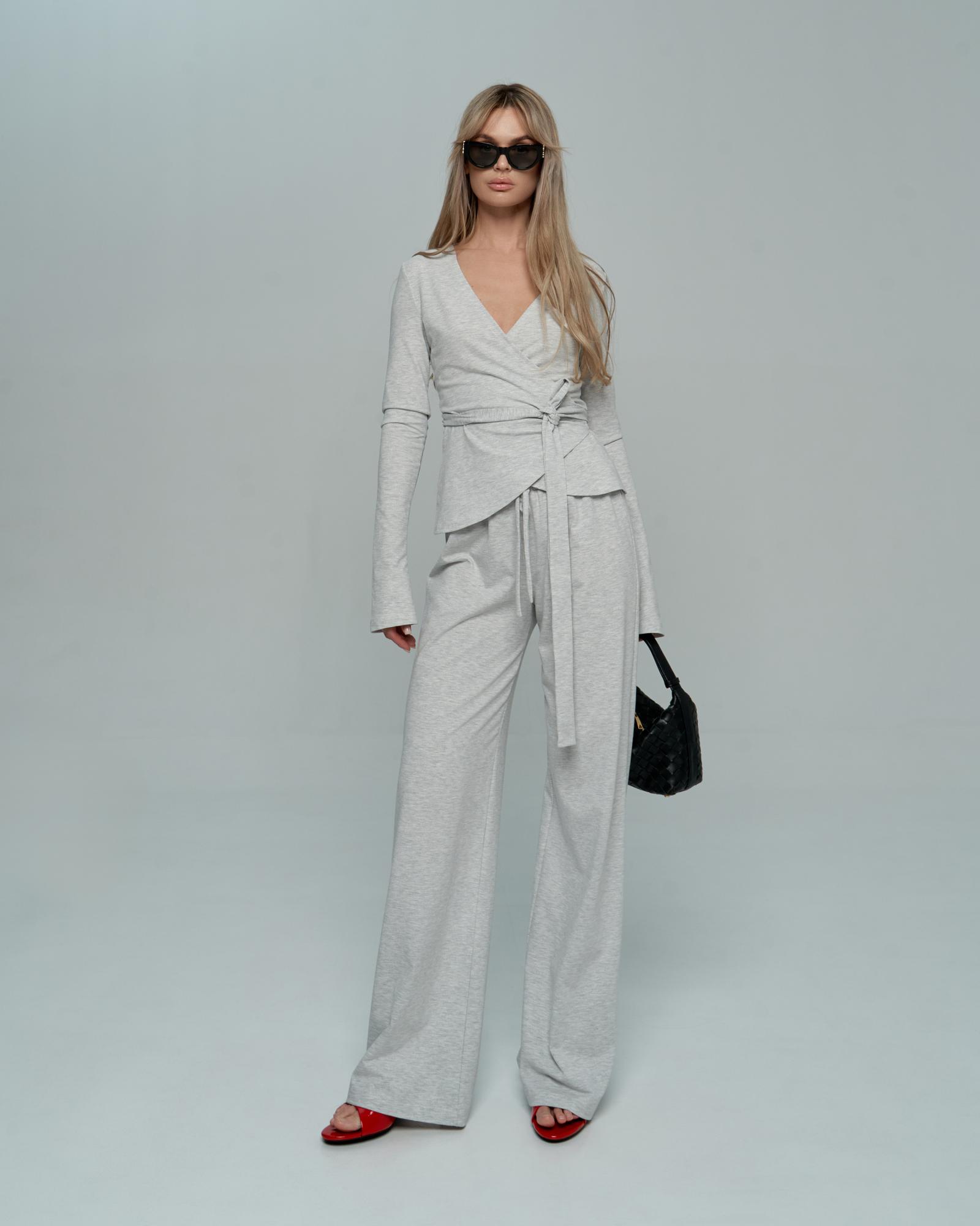 Лонгслив на запах серый кул.