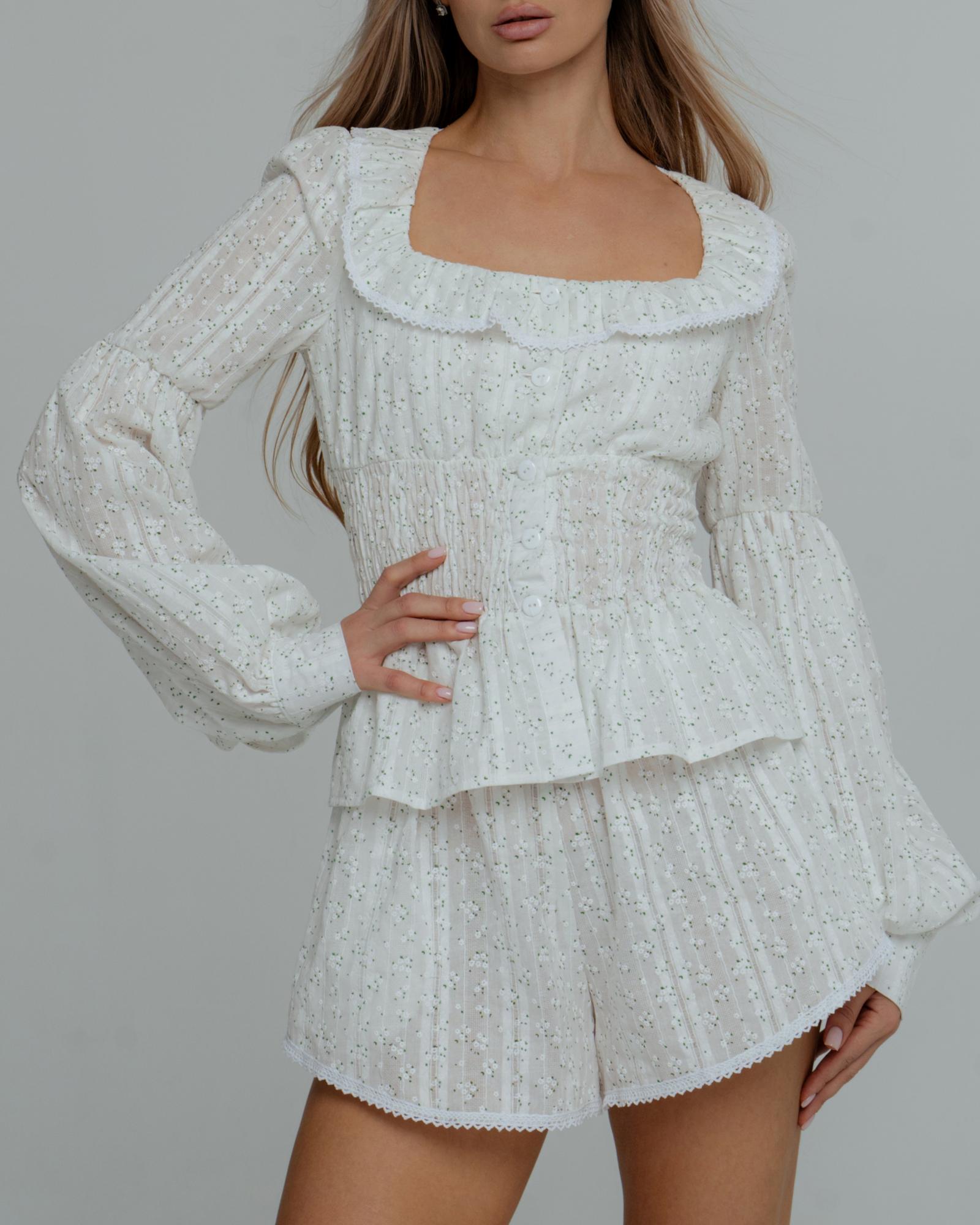 Блуза с зелеными цветами