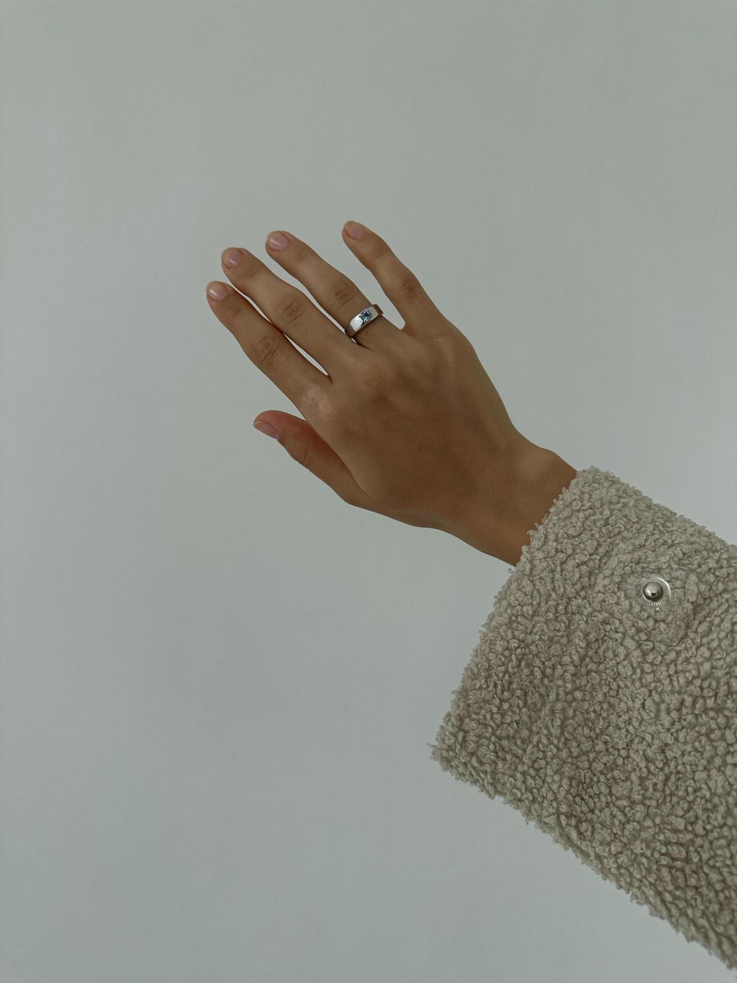 Кольцо кристальный круг - Crystal Round с голубым топазом