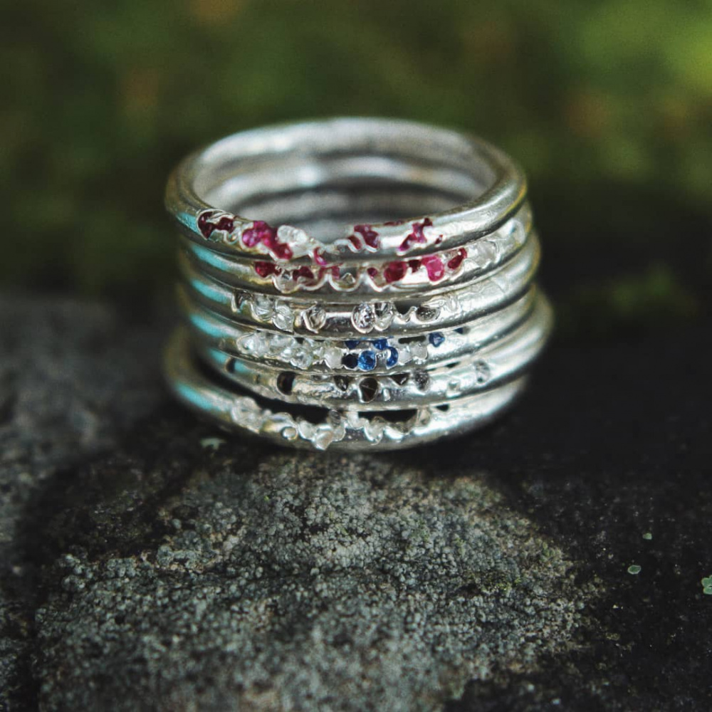 Кольцо с вплавленными прозрачными камнями