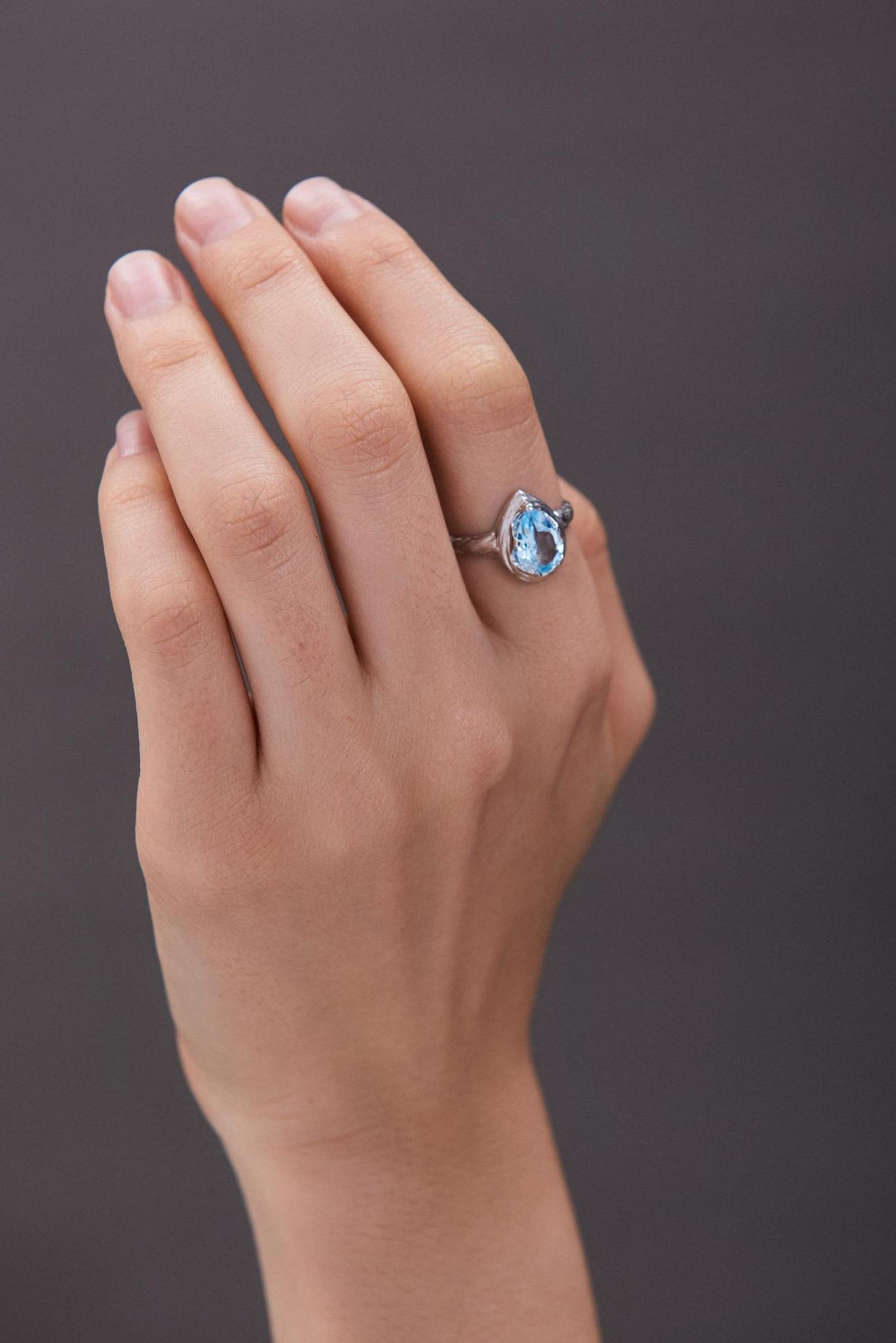 Кольцо кристальная капля - Crystal Drop с голубым топазом