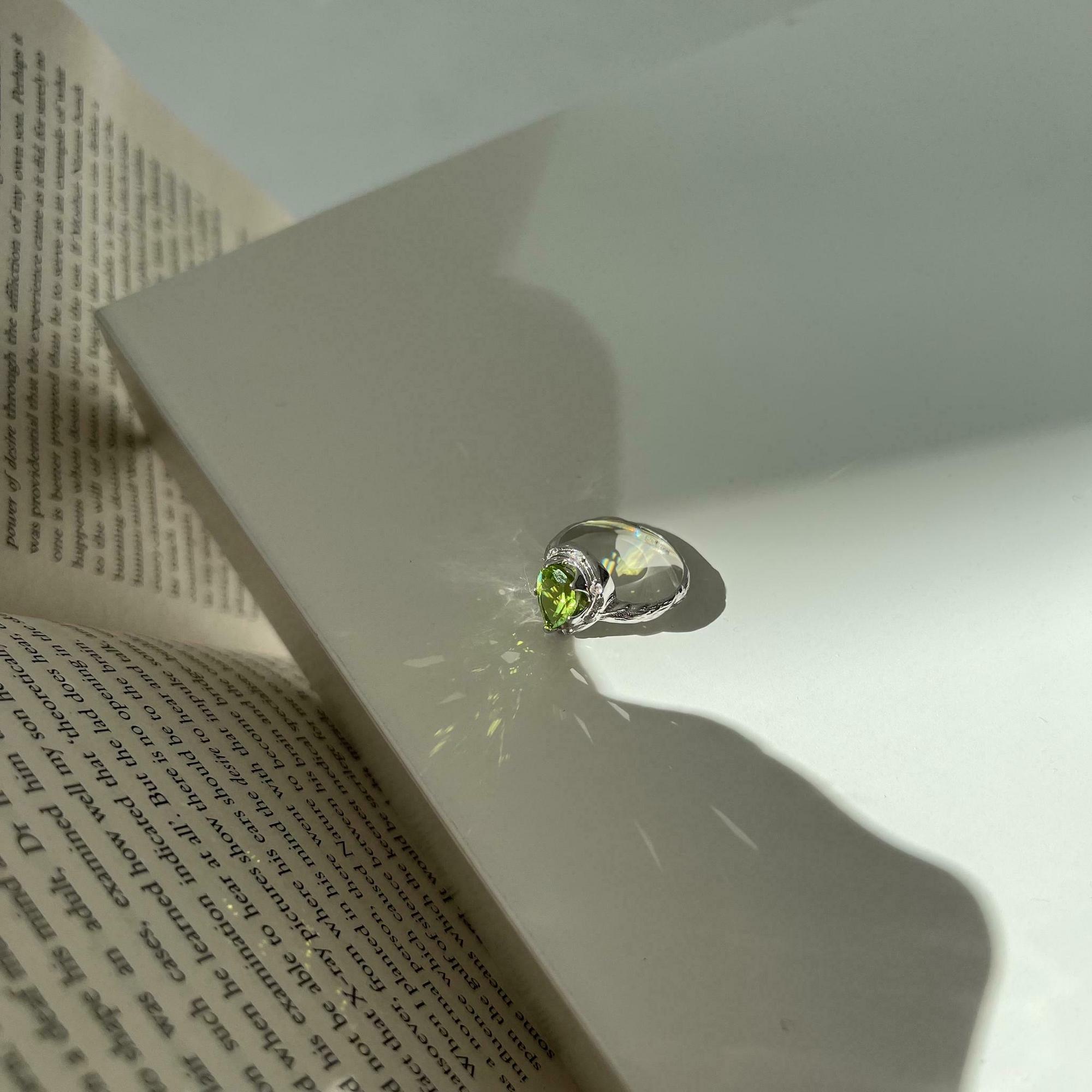 Кольцо кристальная капля - Crystal Drop с хризолитом