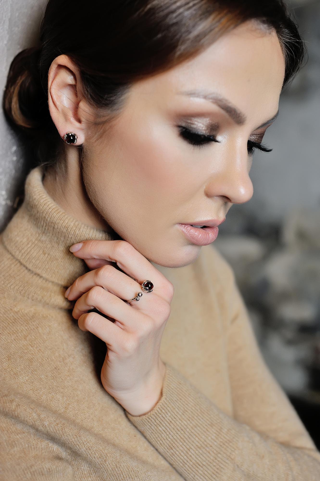 Серьги-пусеты с натуральным янтарем