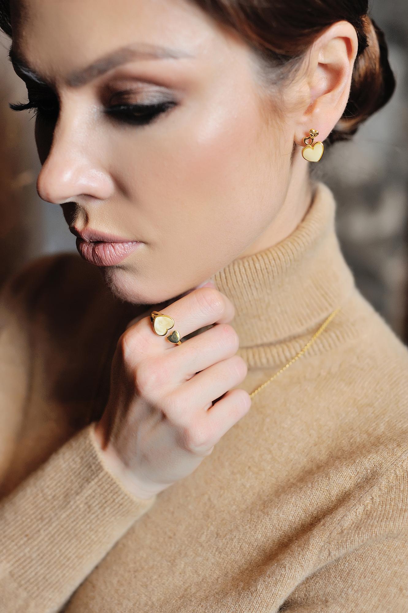 Серьги с натуральным молочным янтарем