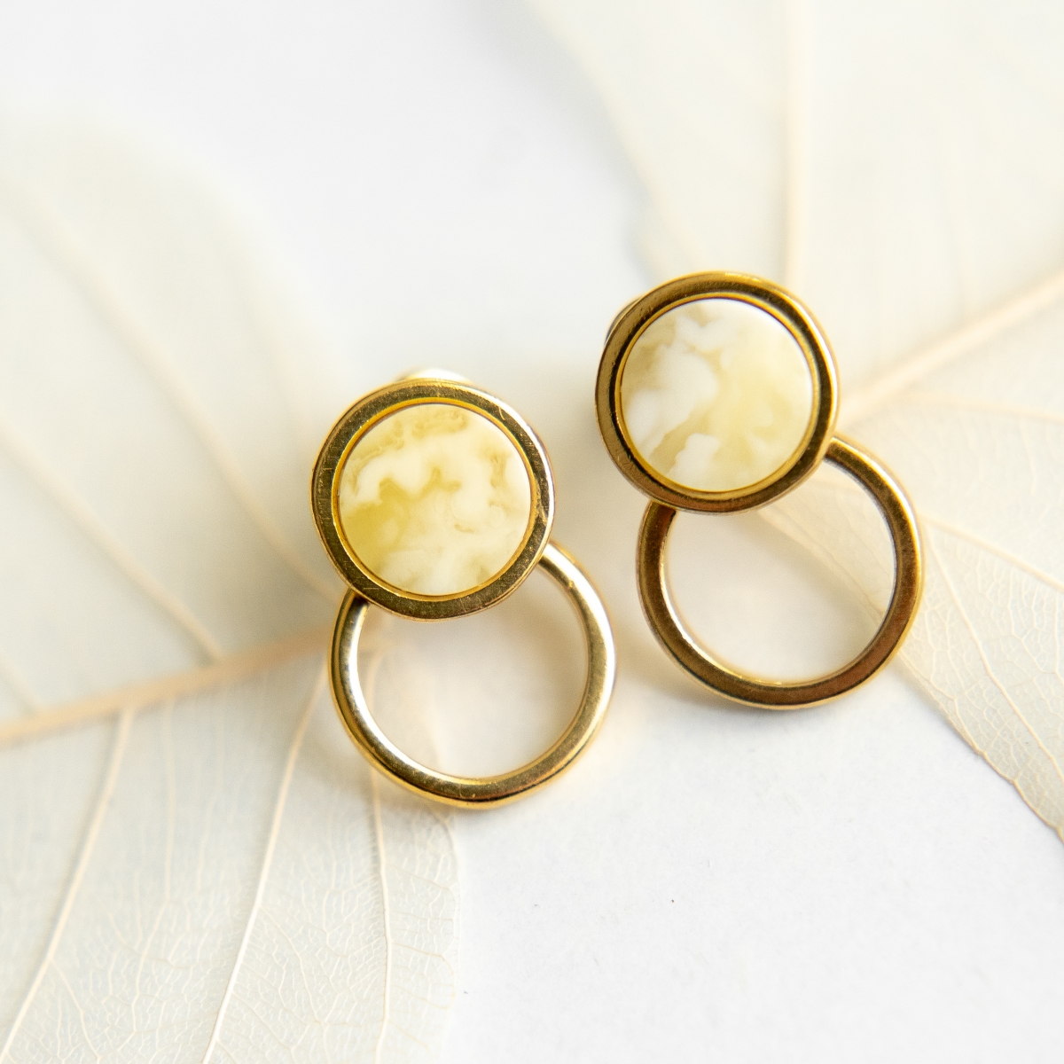 Серьги с натуральным молочным янтарем