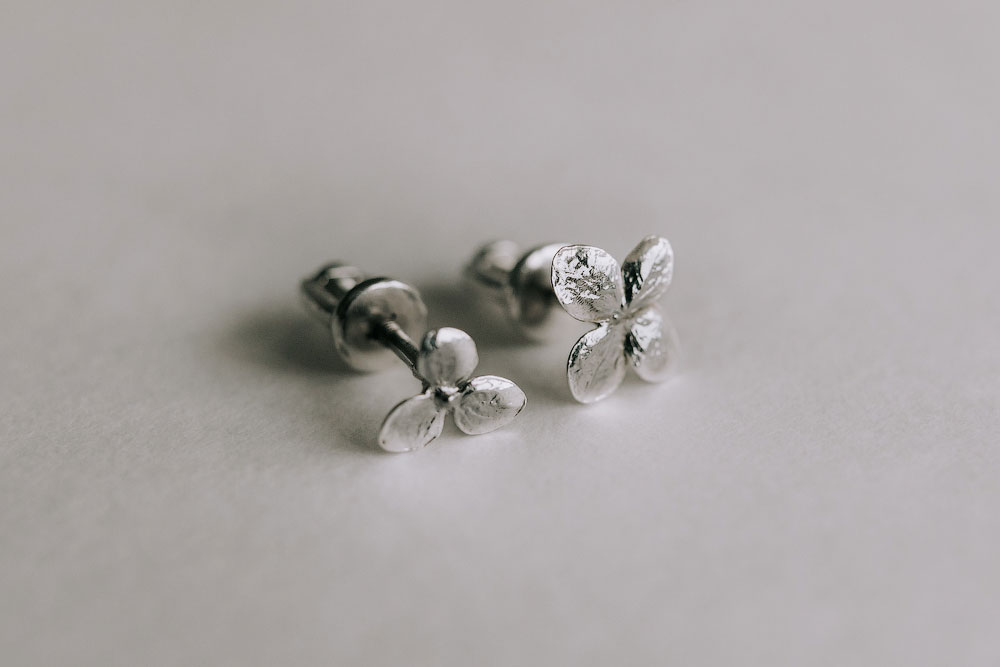 Пусеты Гортензия мини асимметрия