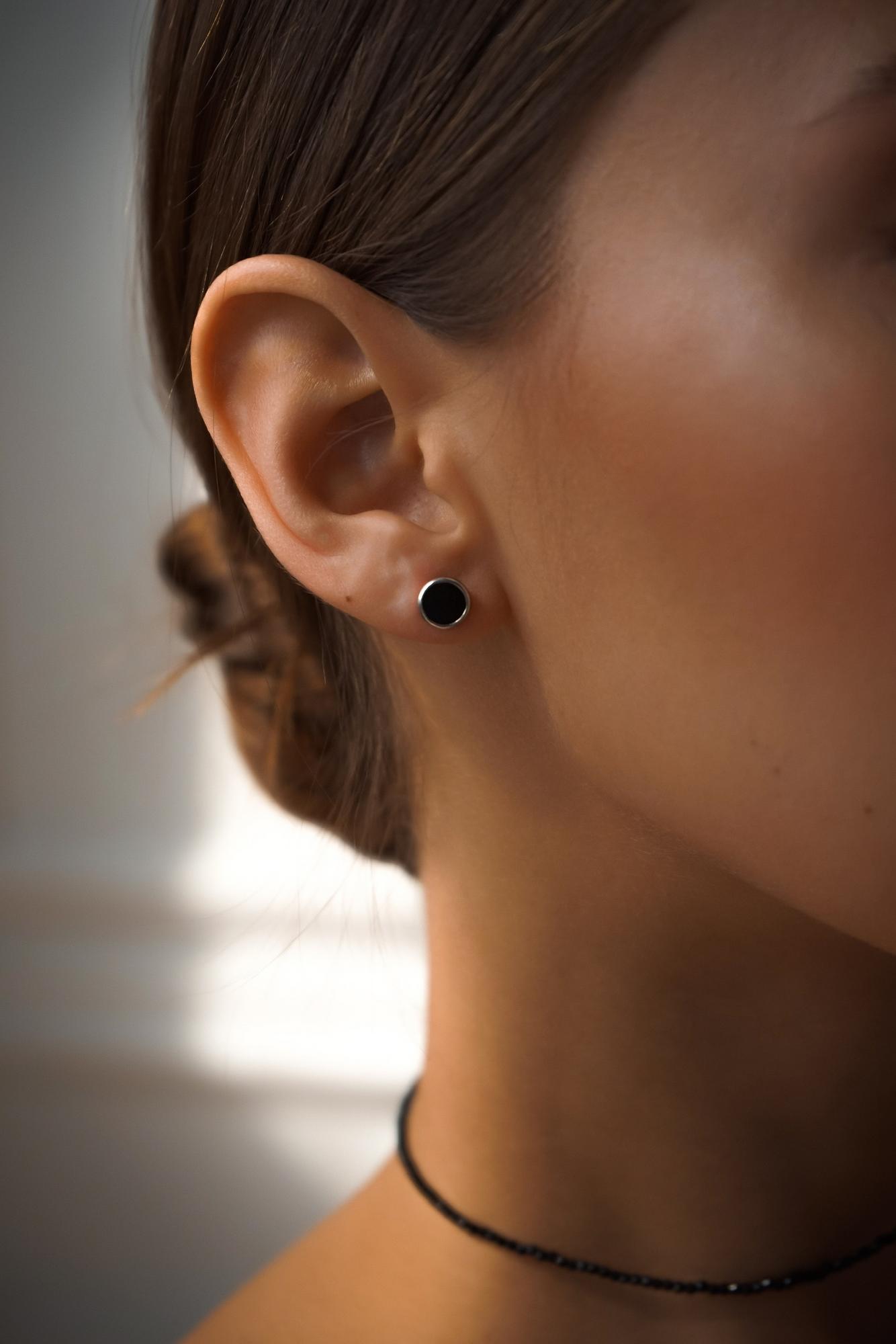 Серьги-пусеты мини с ониксом