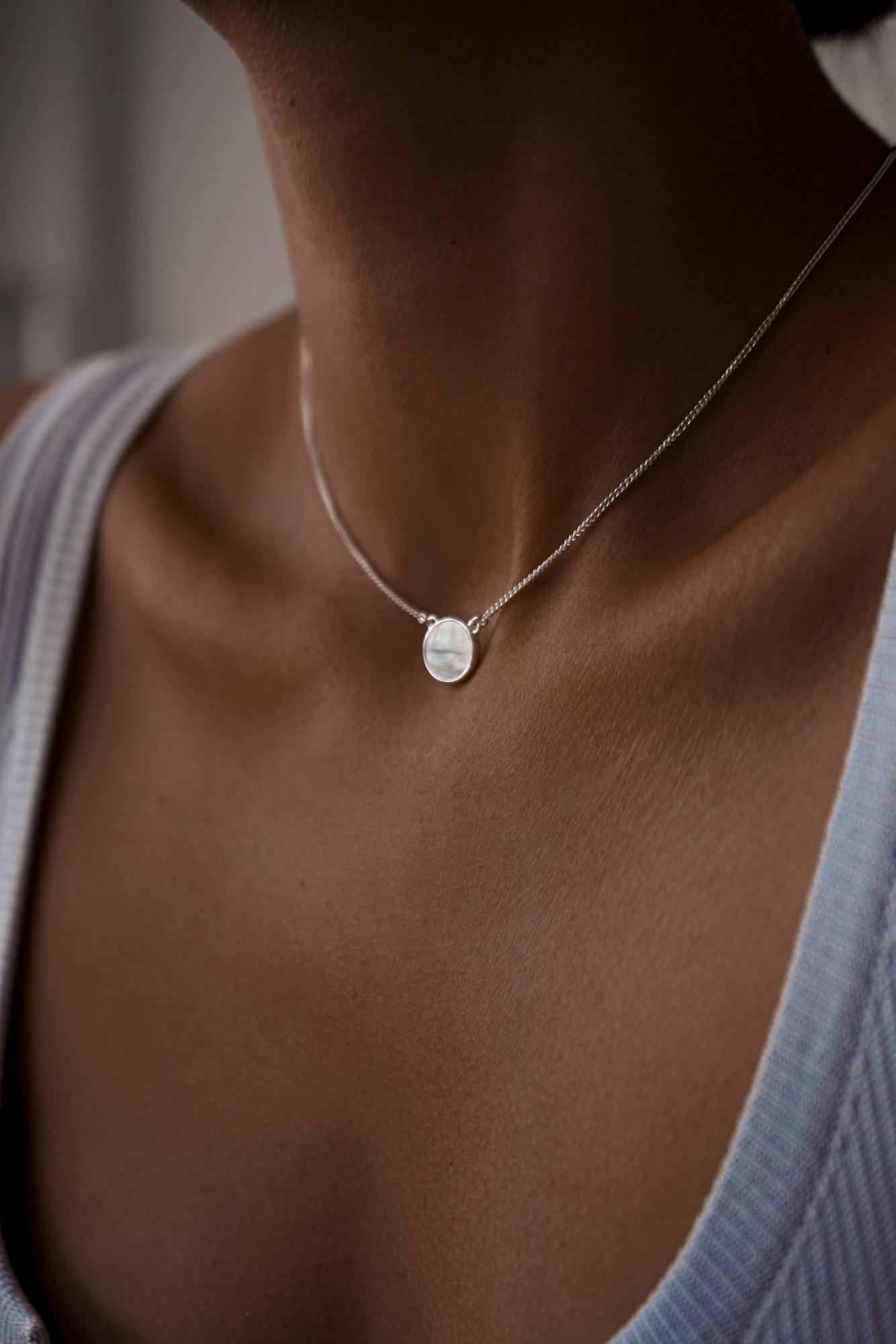 Колье-чокер с перламутром