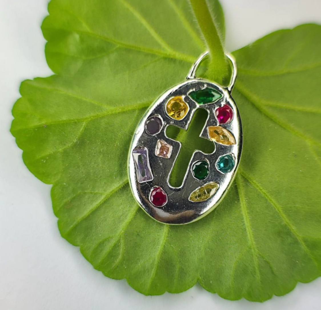 Подвеска-крест с вплавленными камнями