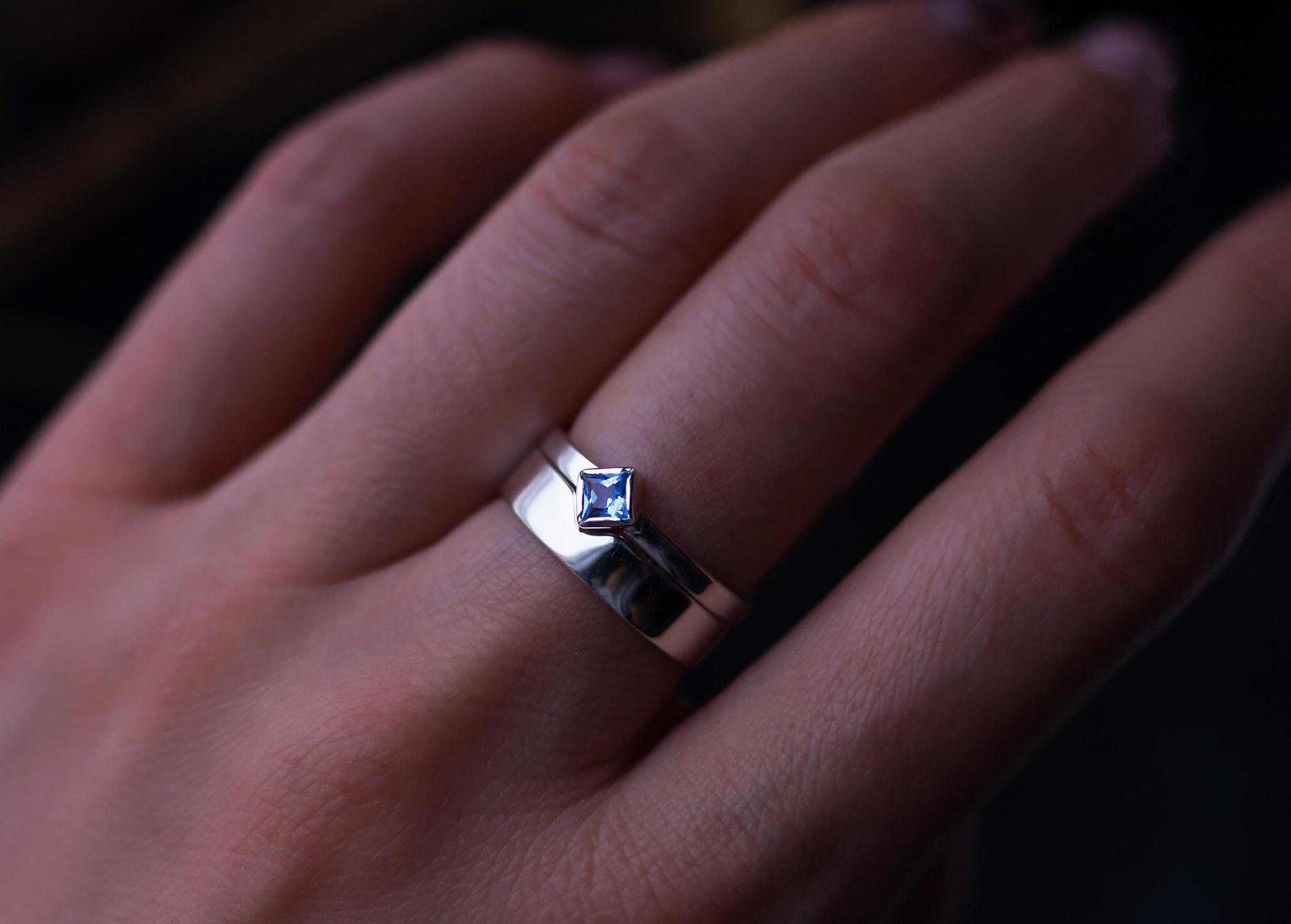 сет ИЗ ДВУХ КОЛЕЦ С ТОПАЗОМ