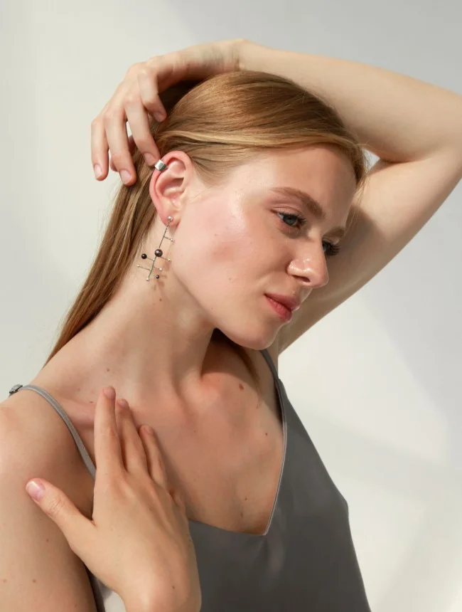 Моно-серьга «Горизонт событий» с черным жемчугом + гвоздик