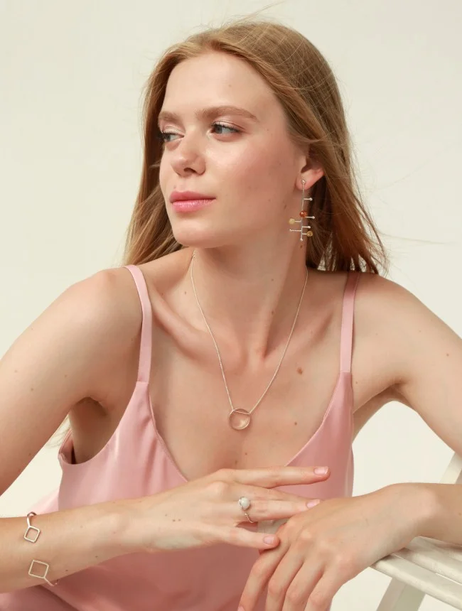 Моно-серьга «Горизонт событий» с янтарем + гвоздик