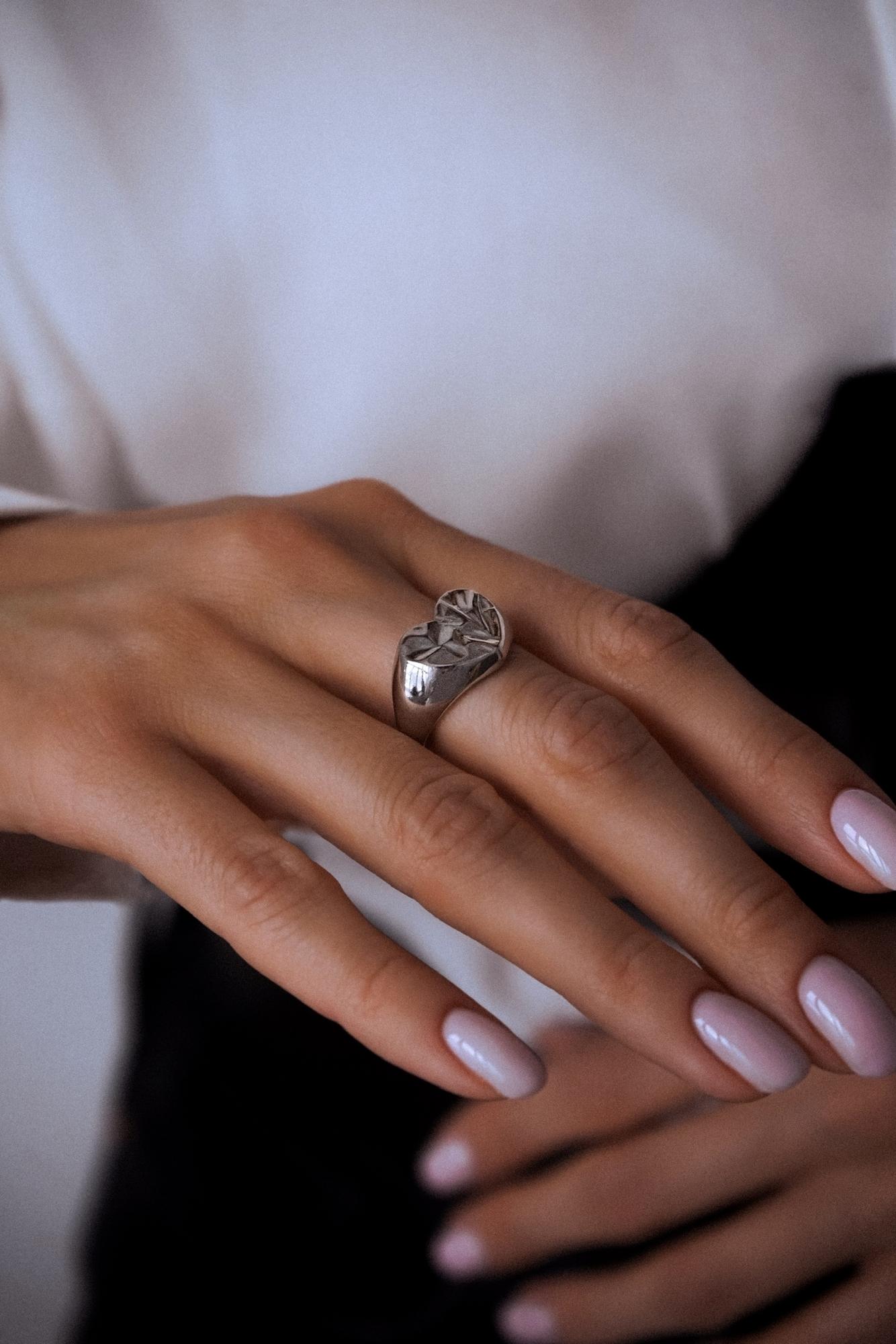 Серебряное кольцо-печатка сердце Фолио - Folio