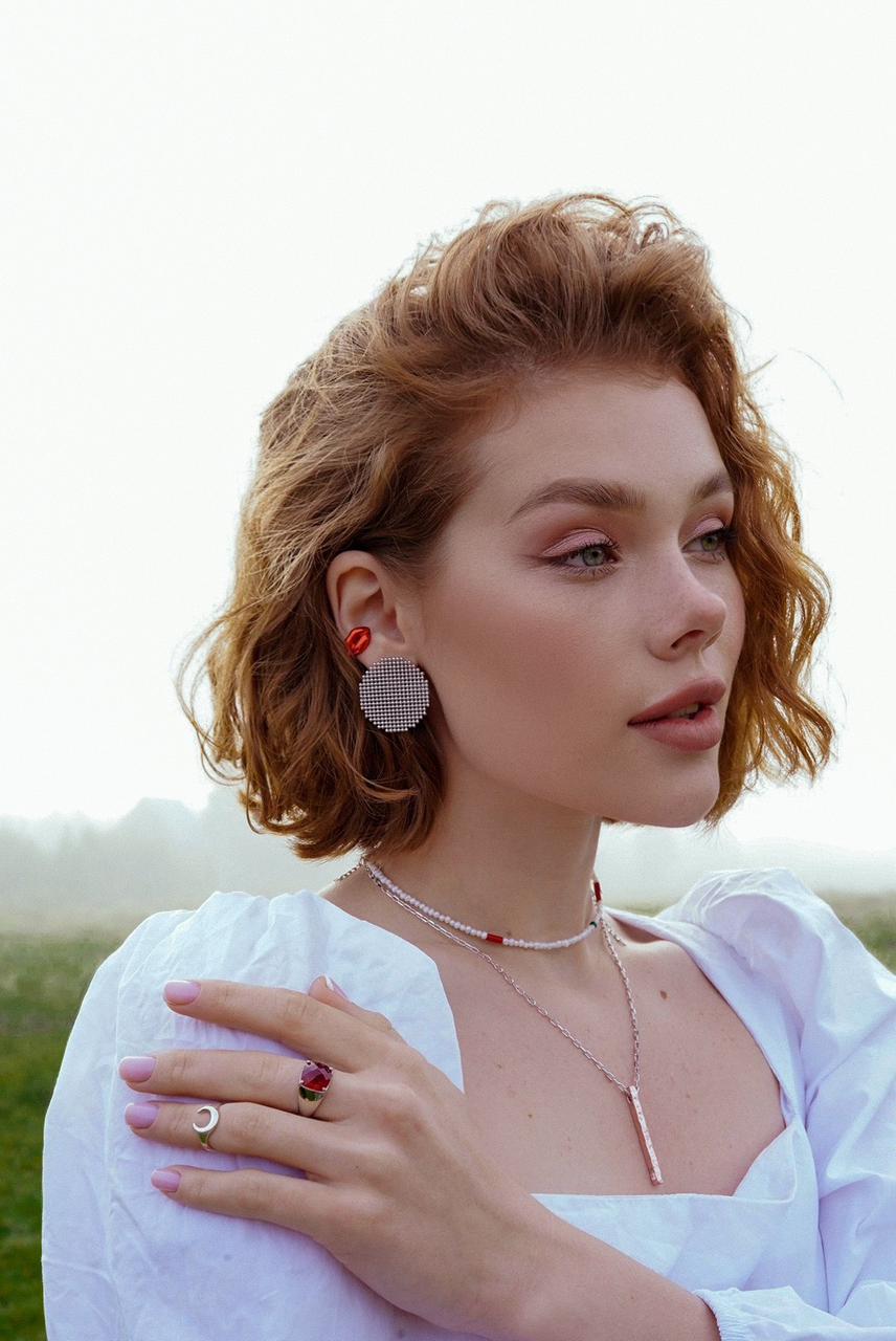 Серебряная серьга-кафф «Поцелованная» красная