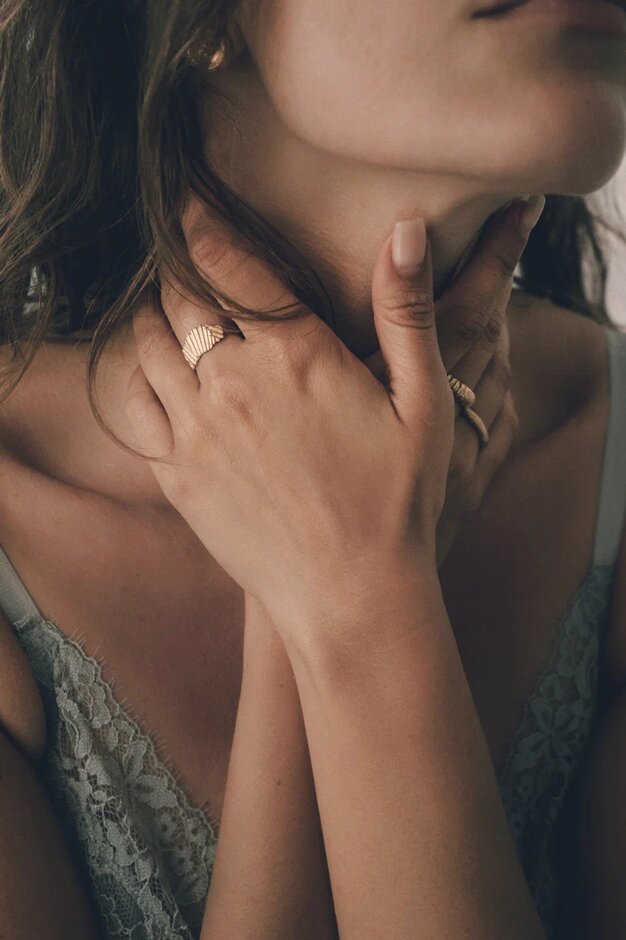 Кольцо "рифленое" переменно широкое