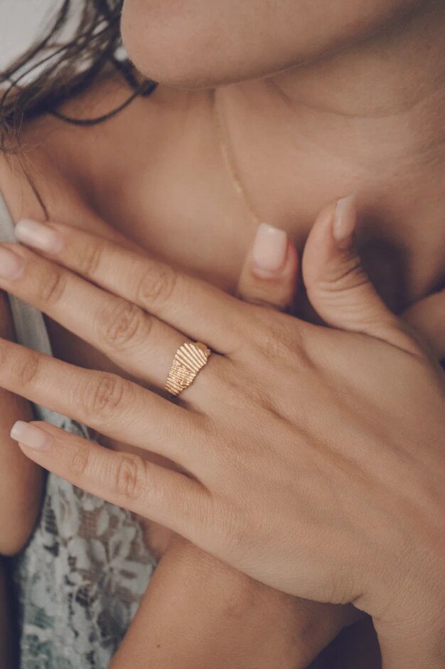 Кольцо "рифленое" переменно широкое