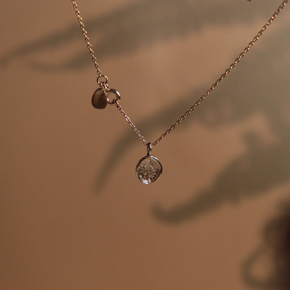 Медальон с отпечатком лепестка гортензии позолота