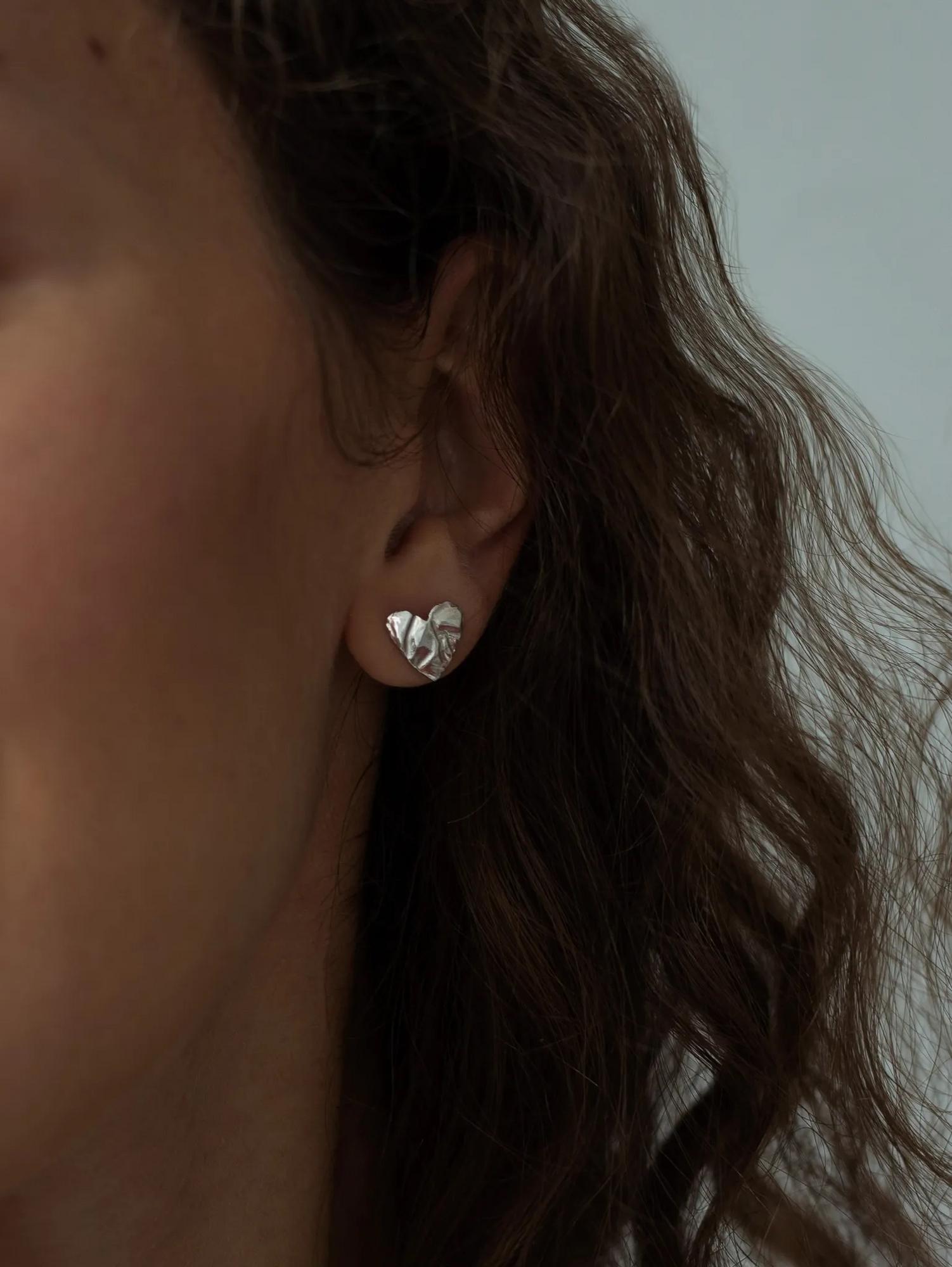 Серебряные серьги-пусеты сердца Фолио - Folio