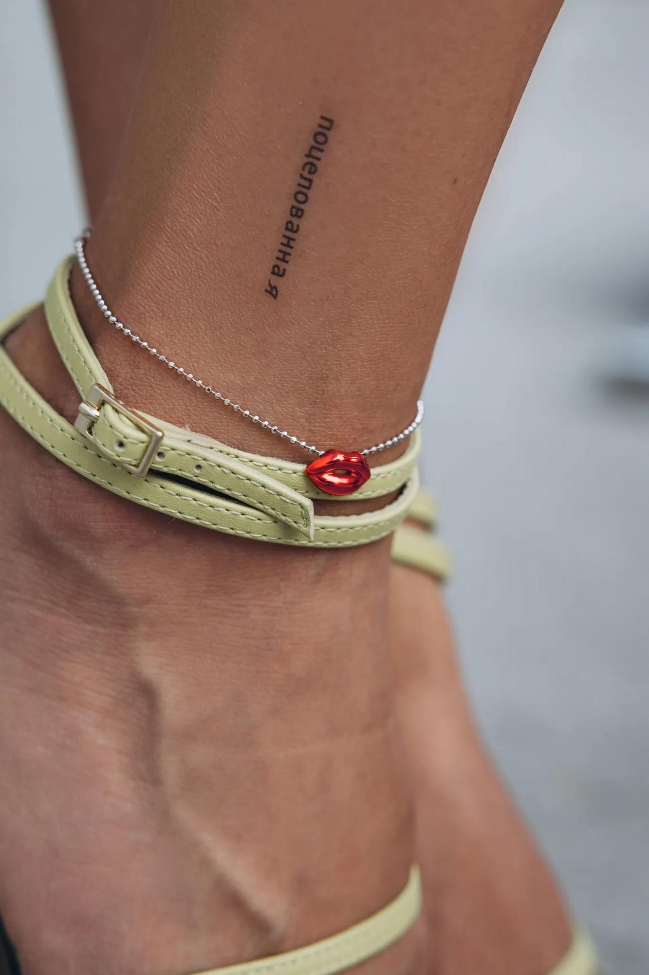 Серебряный браслет «Поцелованная» red на ногу