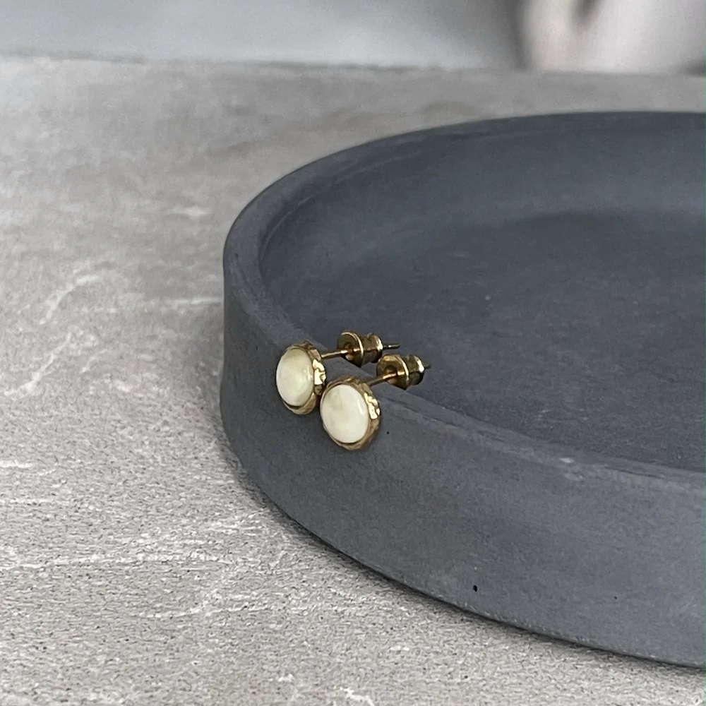 Серьги-пусеты с молочным янтарем