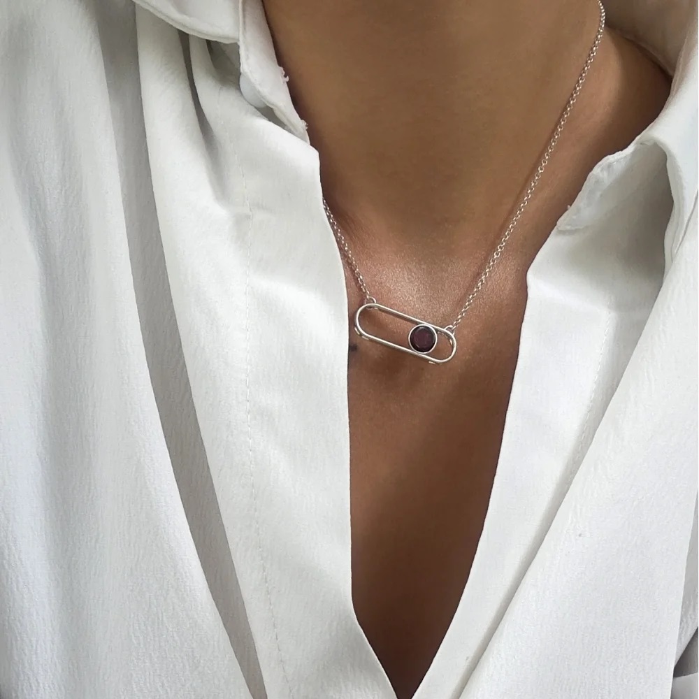 Колье из натурального вишневого янтаря N20038RV с родием