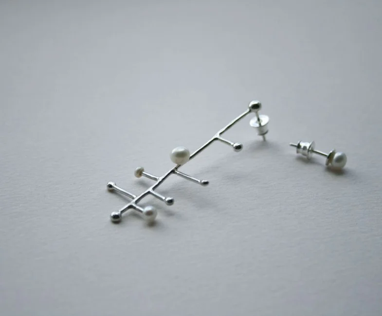 Моно-серьга «Горизонт событий» с белым жемчугом