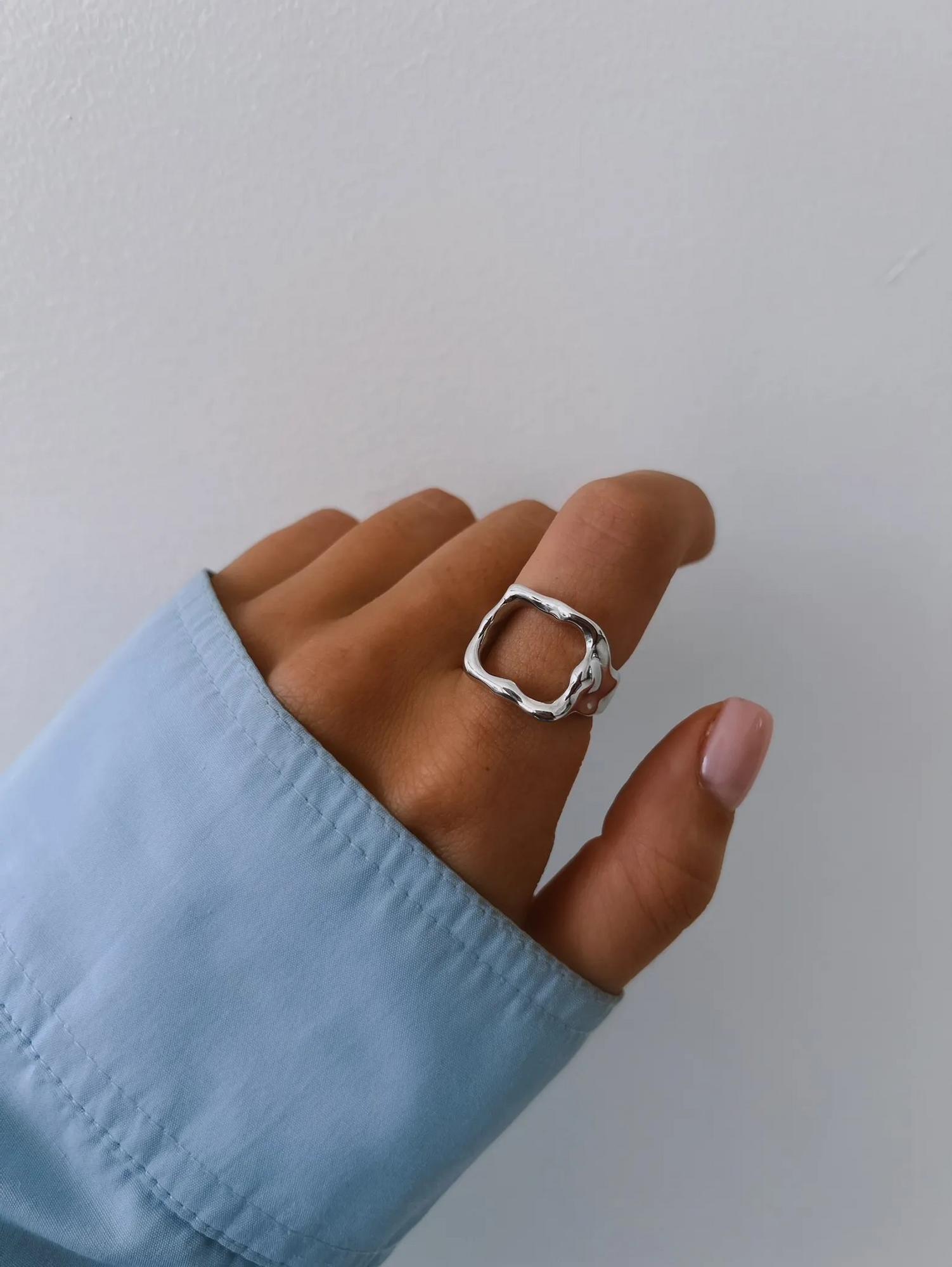 Серебряное кольцо-печатка «Слияние»