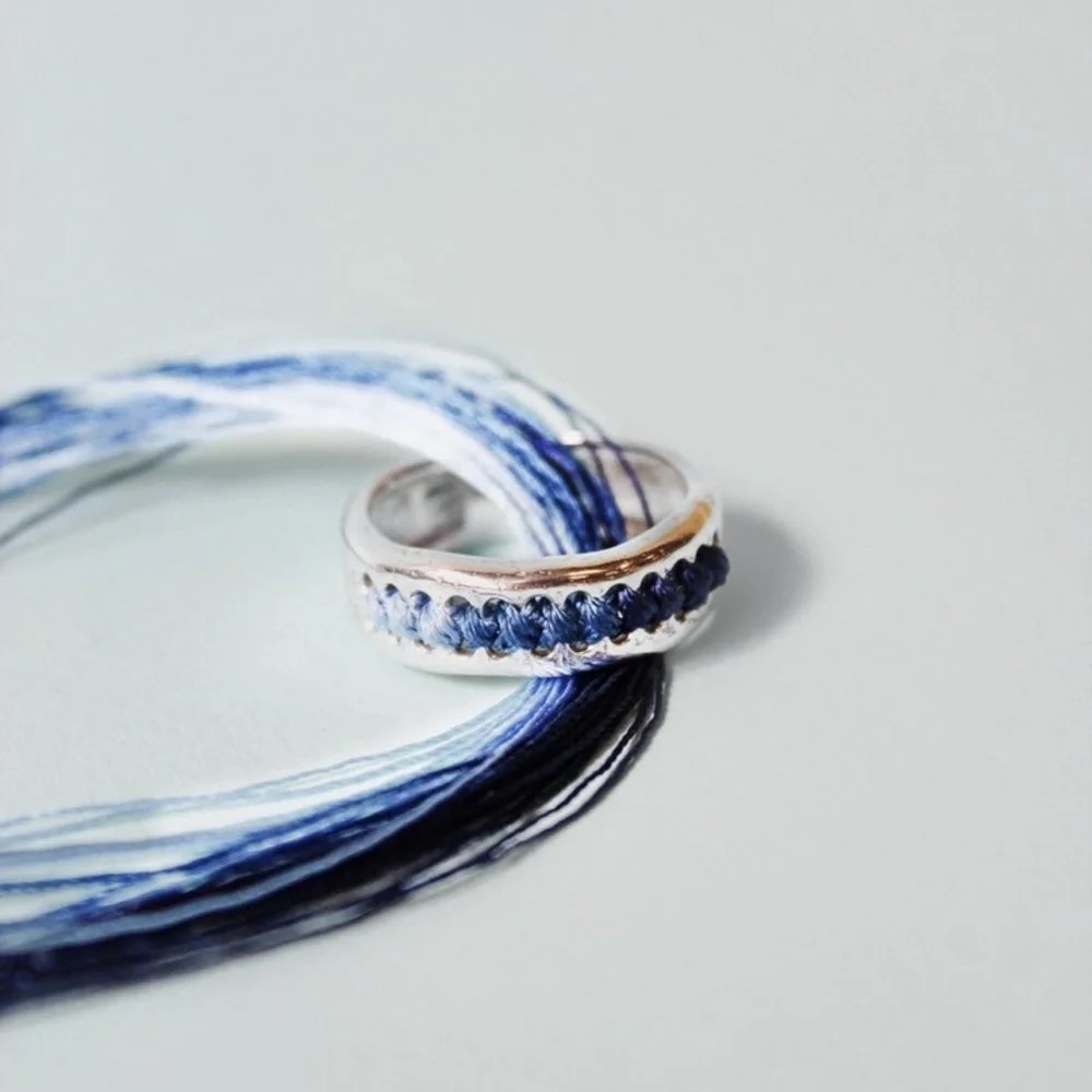 Кольцо с синей нитью R5001SB