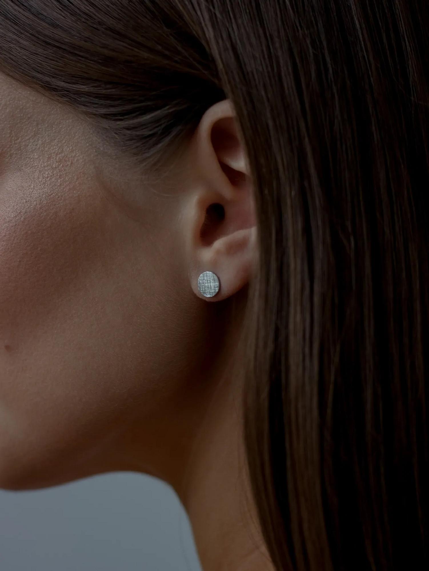 Серебряные сатиновые серьги-пусеты "Круг"