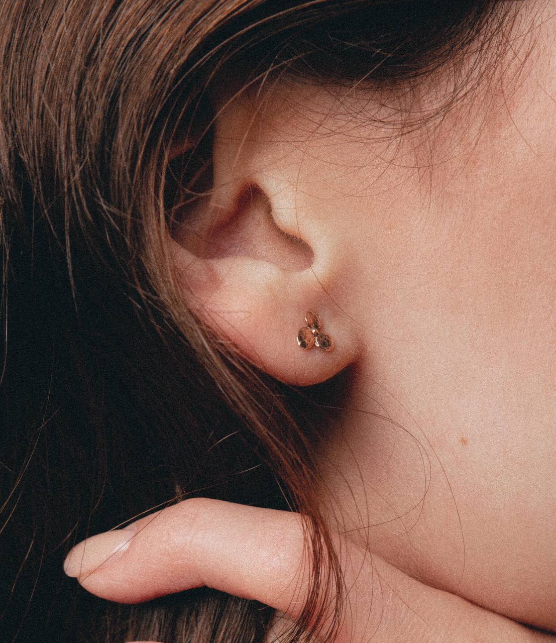 Пусеты Гортензия мини асимметрия позолота