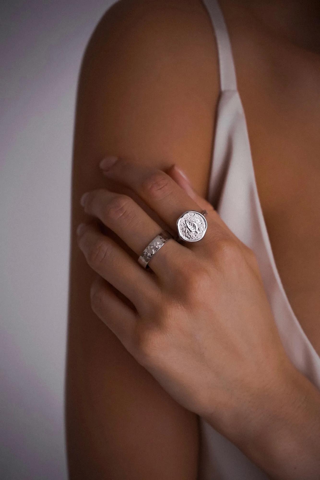 Серебряное кольцо 5 мм битое