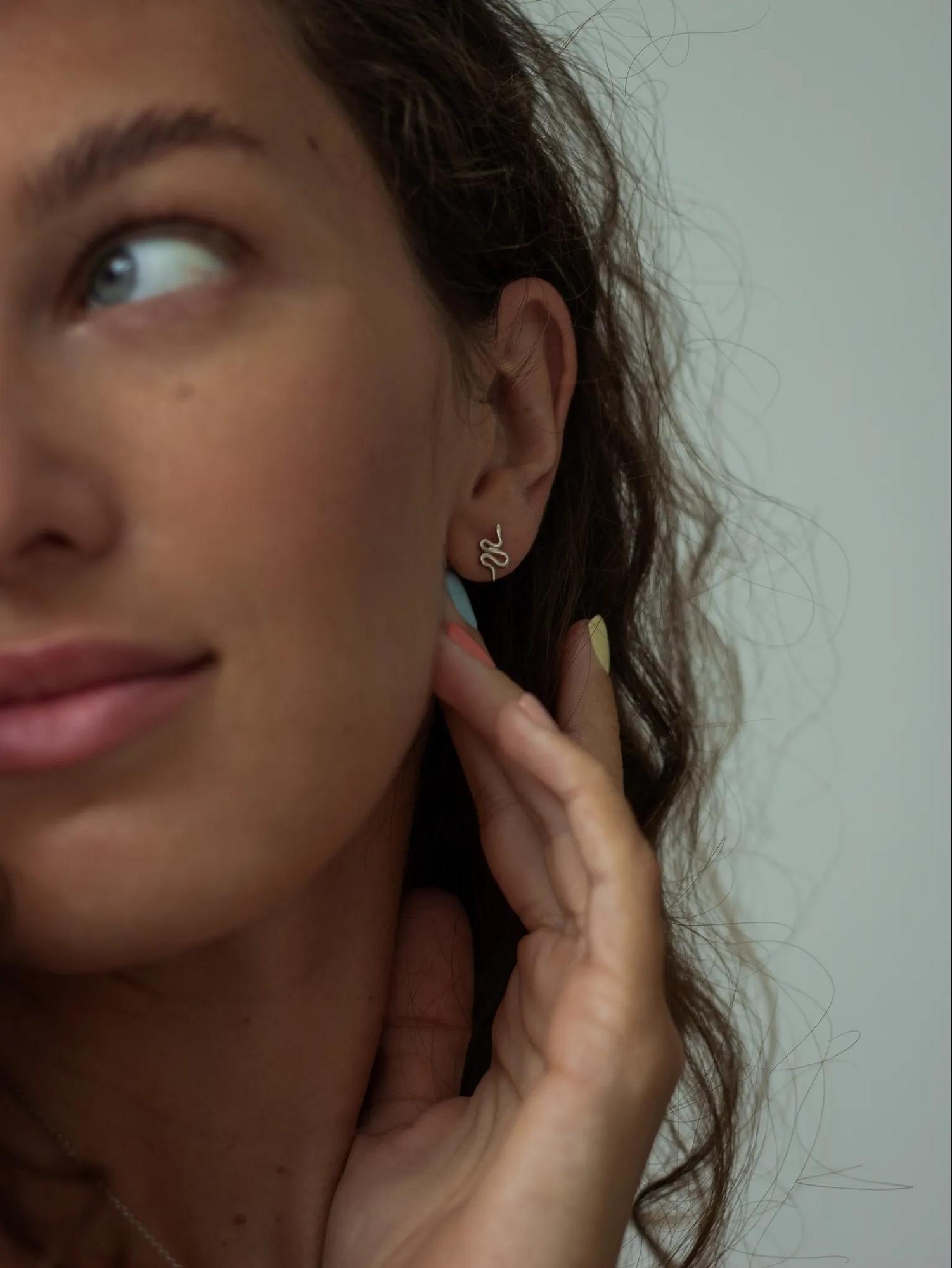 Серебряные серьги-пусеты "Змейка"