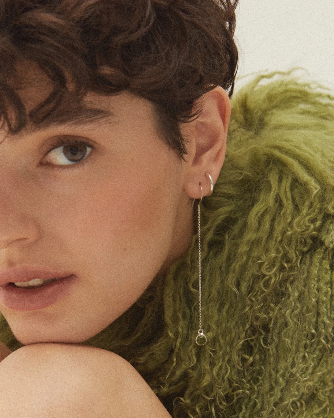 Cерьга на цепочке ФЛЬФА - ALPHA с перидотом