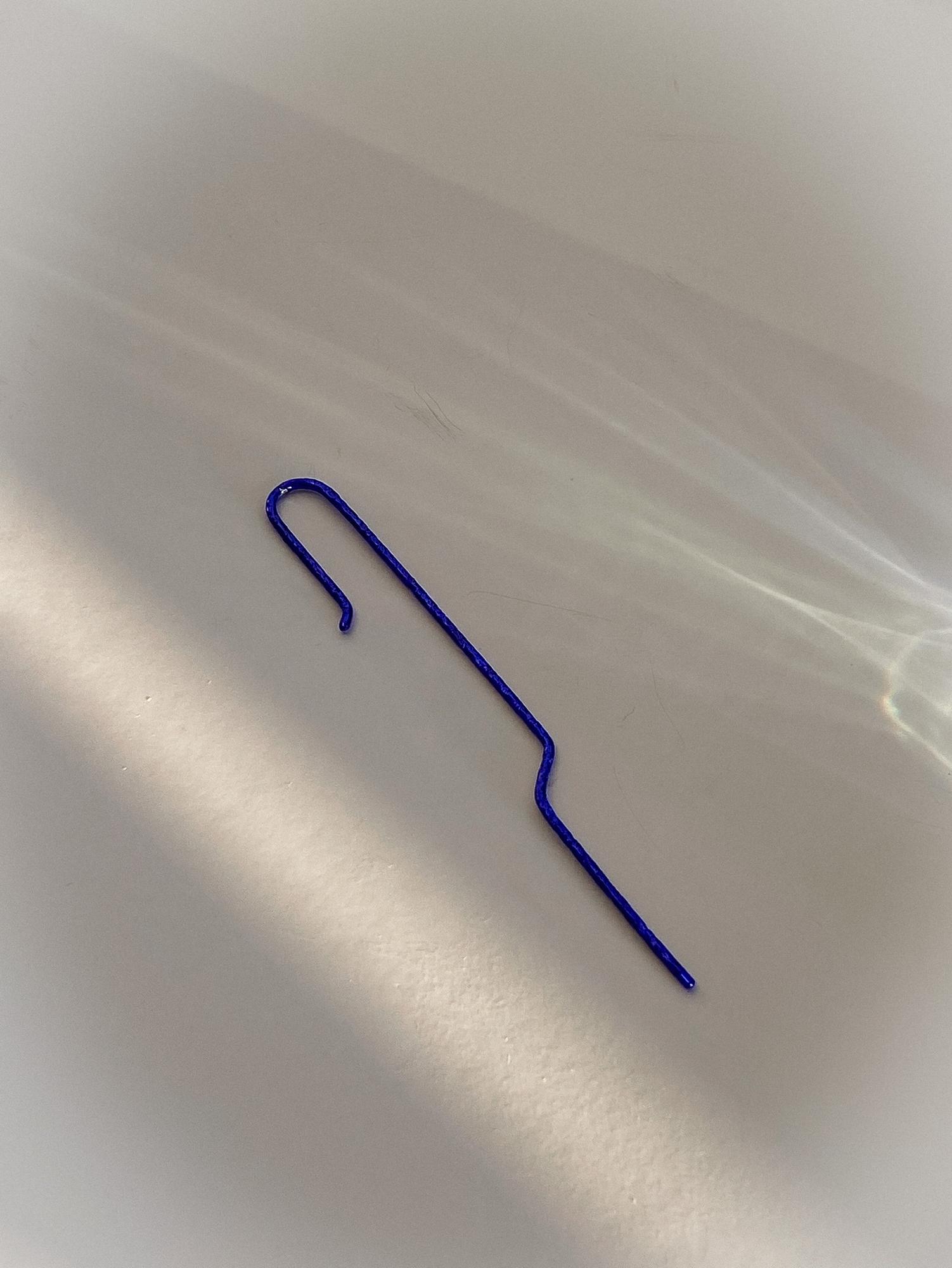 Серебряная моносерьга-шпилька синего цвета