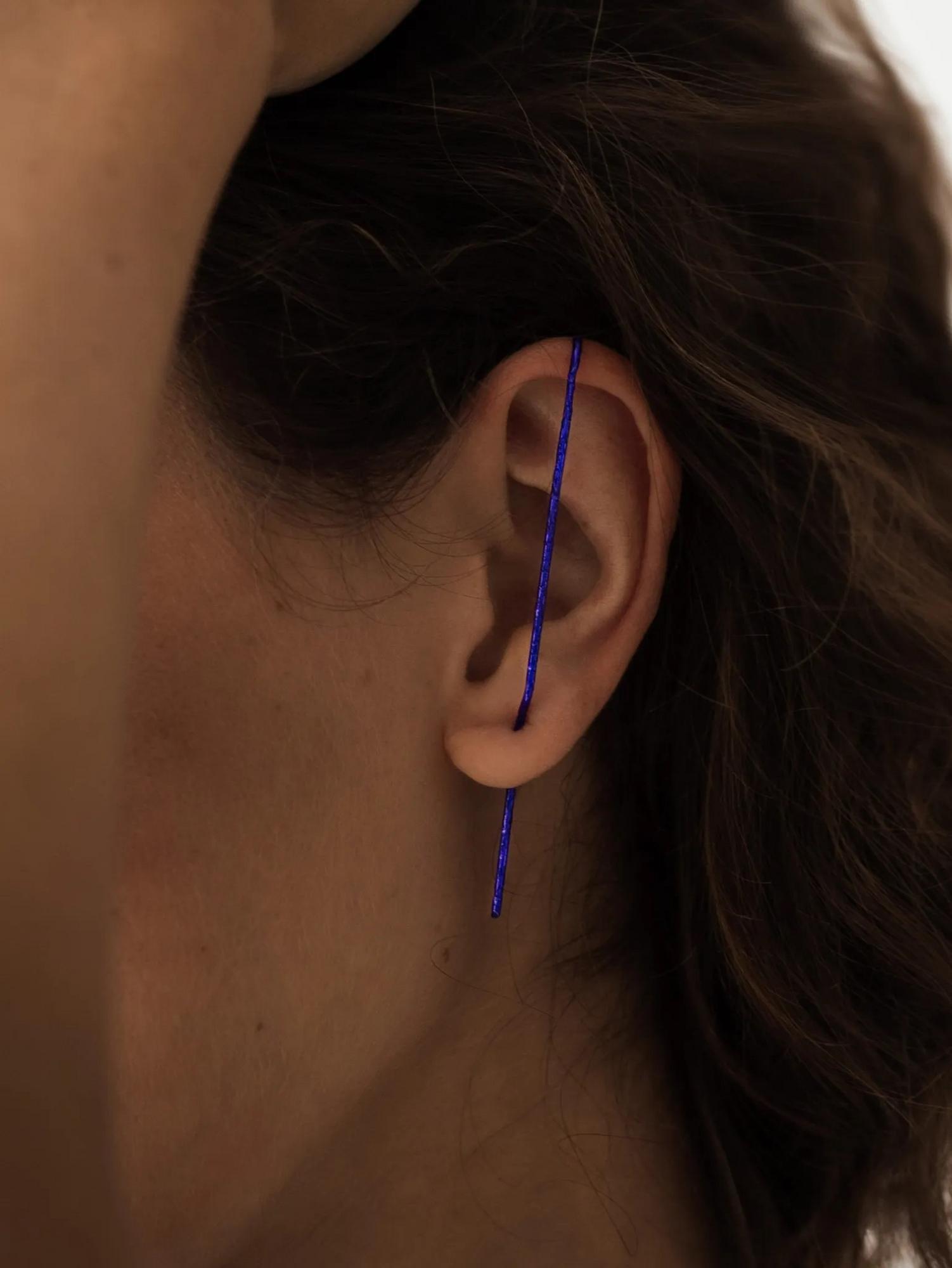 Серебряная моносерьга-шпилька синего цвета